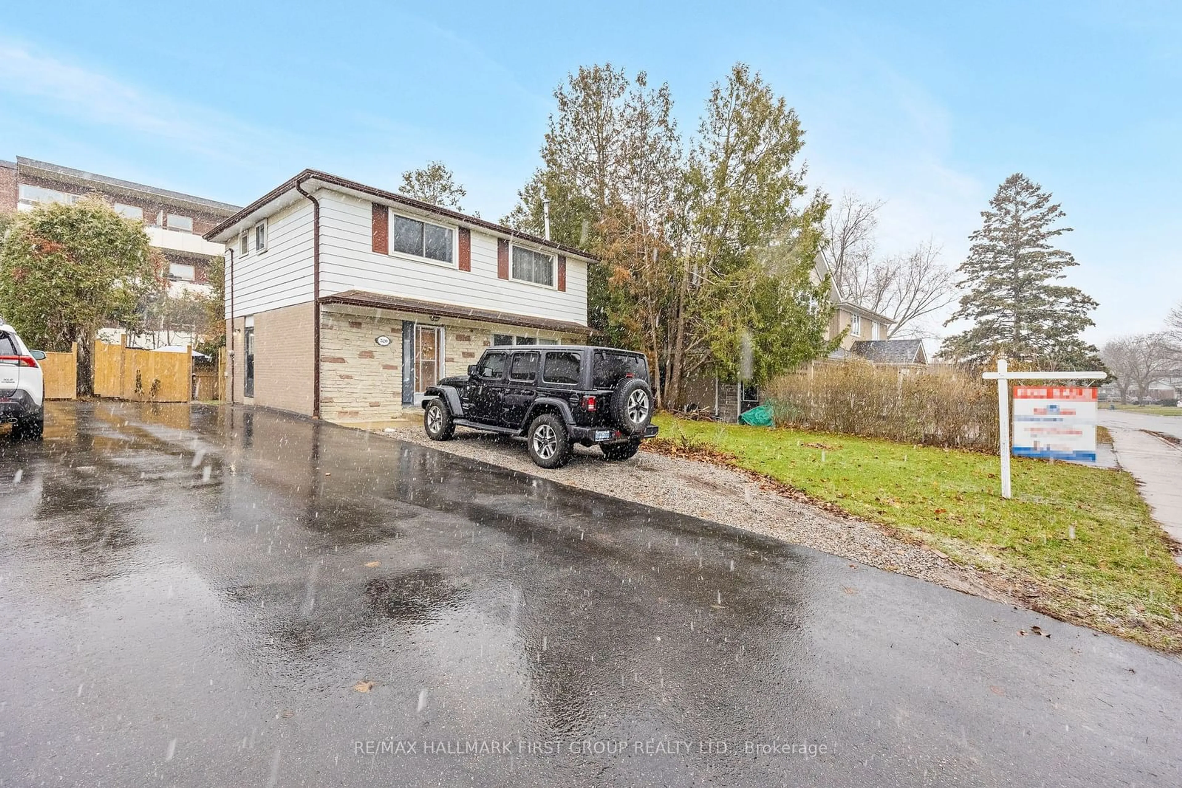 A pic from outside/outdoor area/front of a property/back of a property/a pic from drone, street for 520 Elm Rd, Whitchurch-Stouffville Ontario L4A 1W8