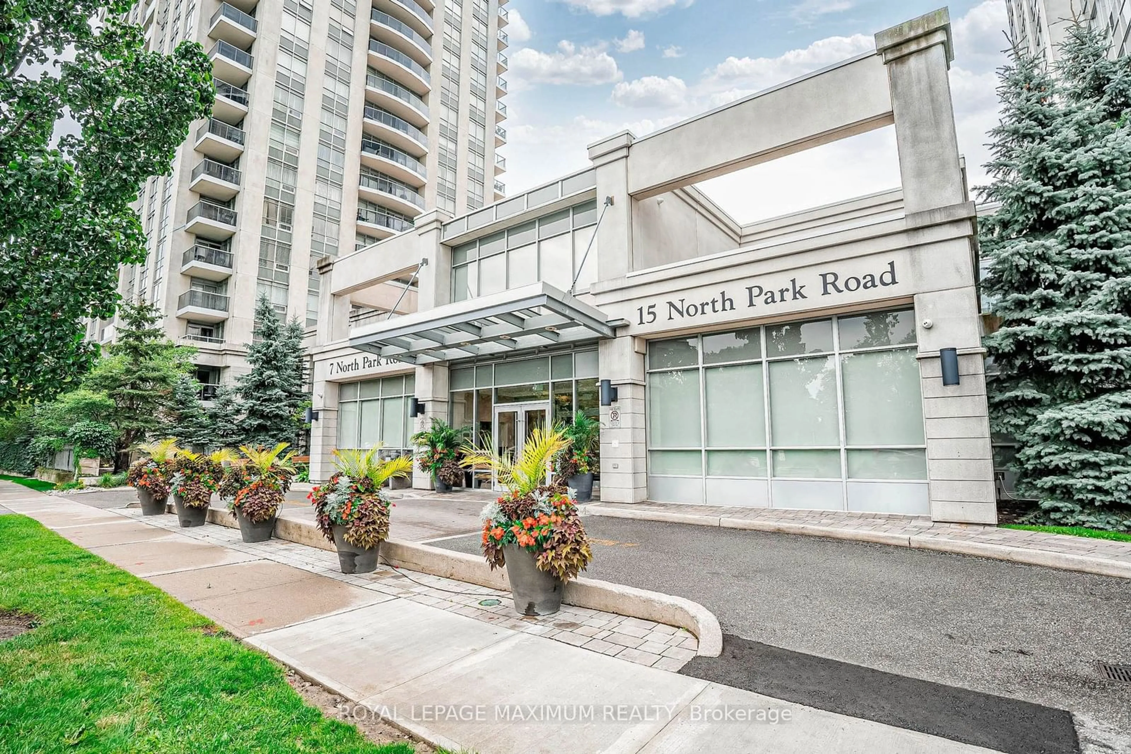 Patio, street for 15 North Park Rd #1203, Vaughan Ontario L4J 0A1