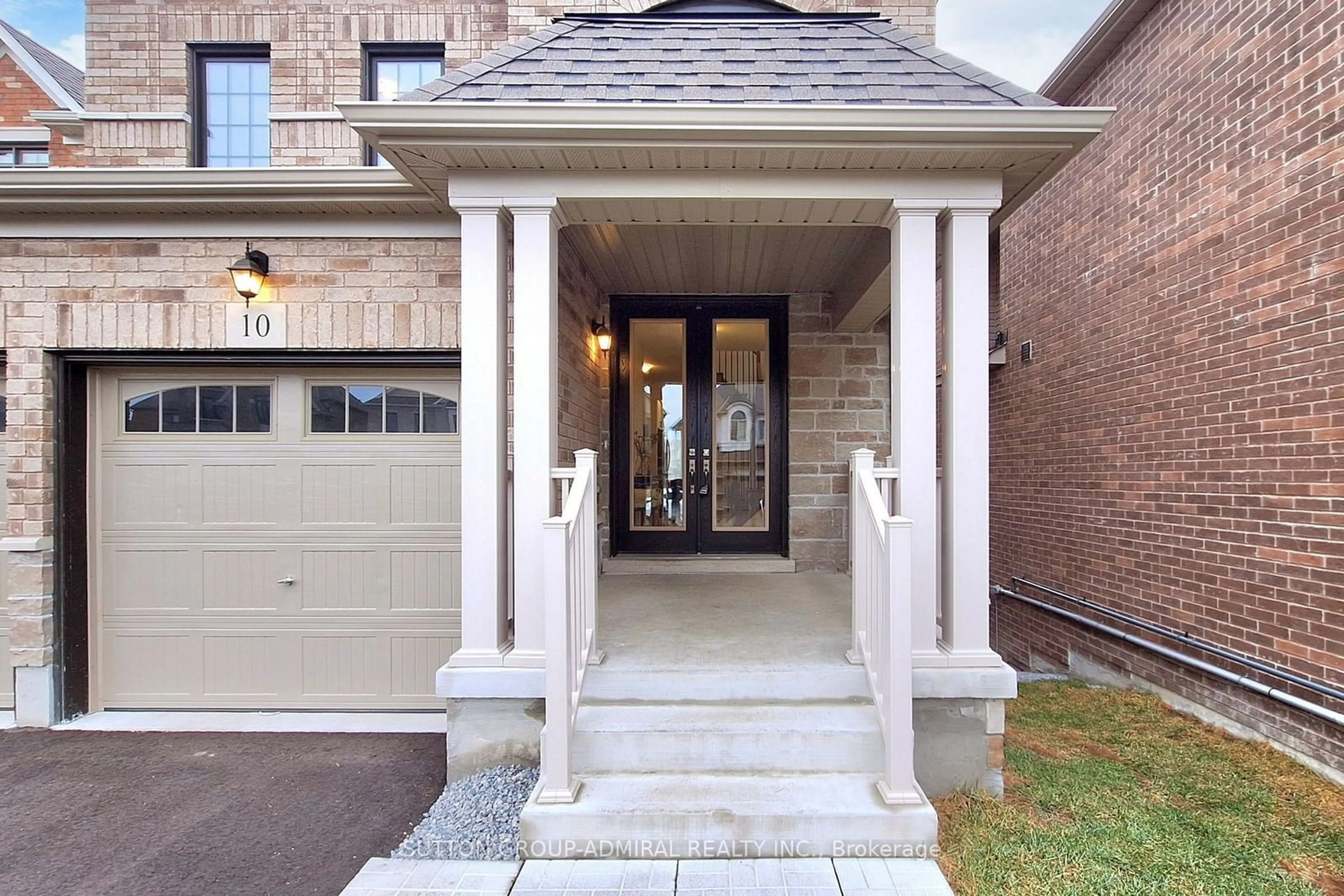 Indoor entryway for 10 Meadow Vista Cres, East Gwillimbury Ontario L9N 0T4