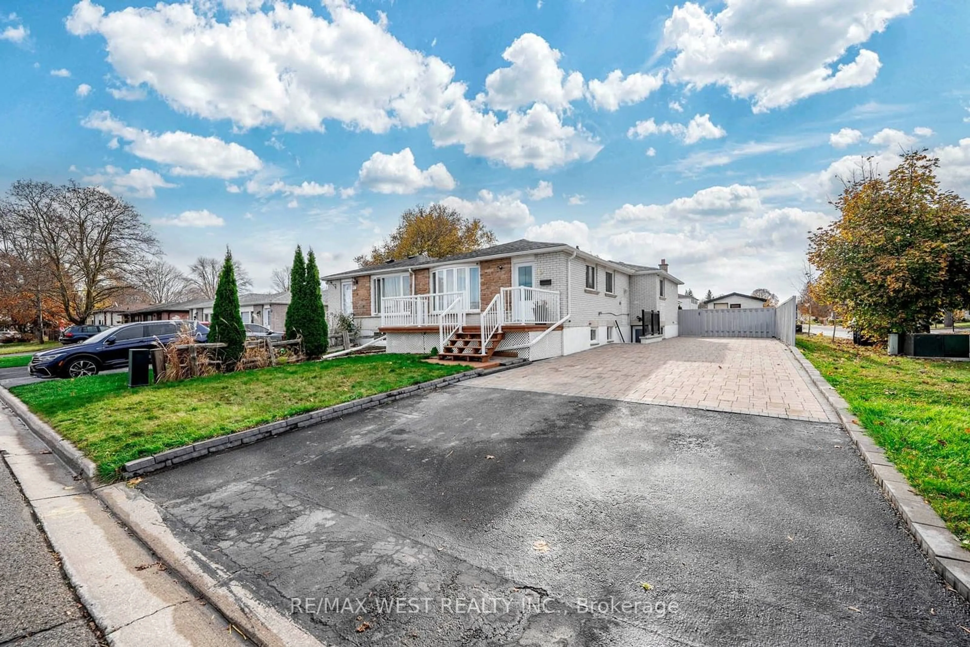 A pic from outside/outdoor area/front of a property/back of a property/a pic from drone, street for 49 Park Cres, New Tecumseth Ontario L0G 1W0