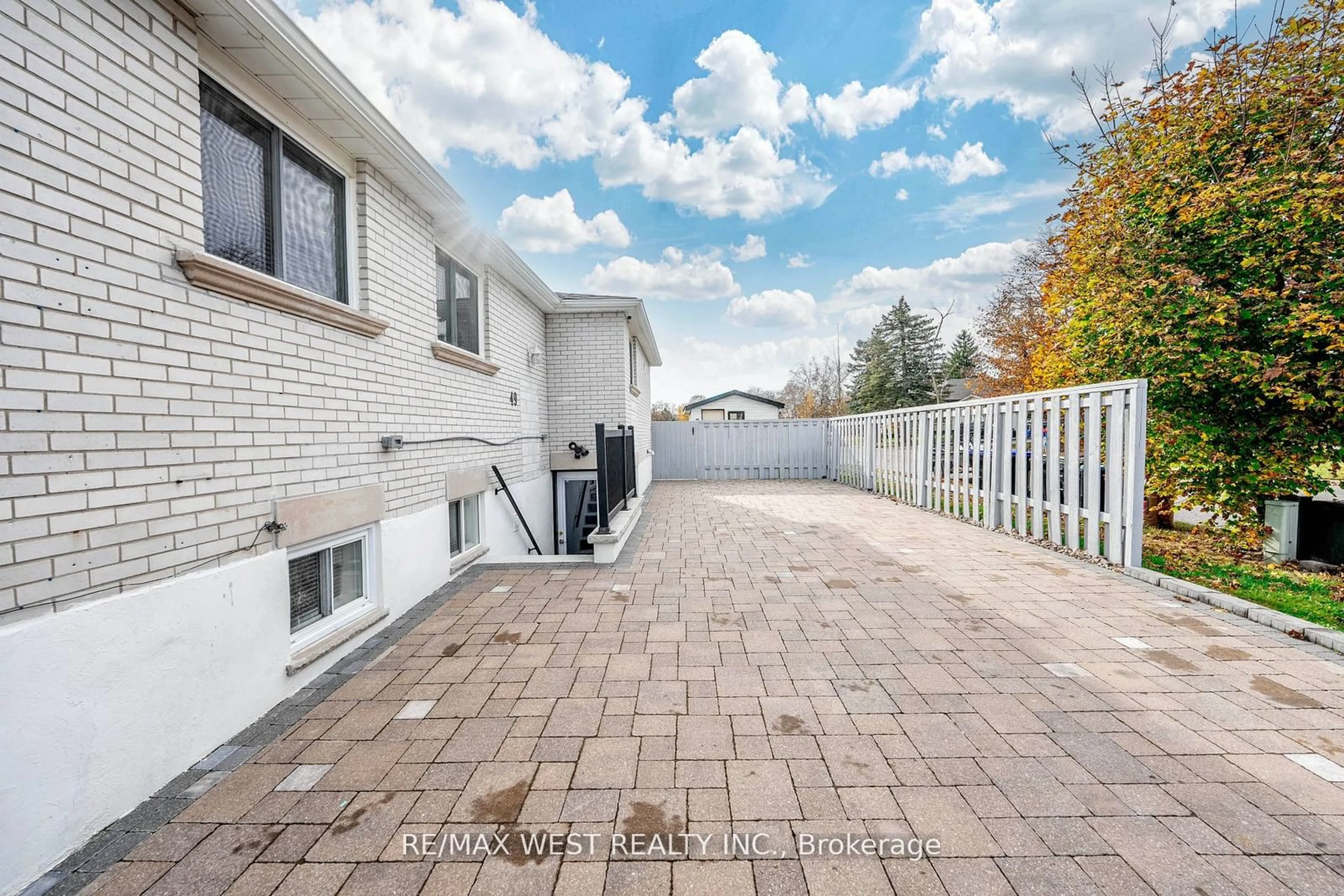 Patio, street for 49 Park Cres, New Tecumseth Ontario L0G 1W0