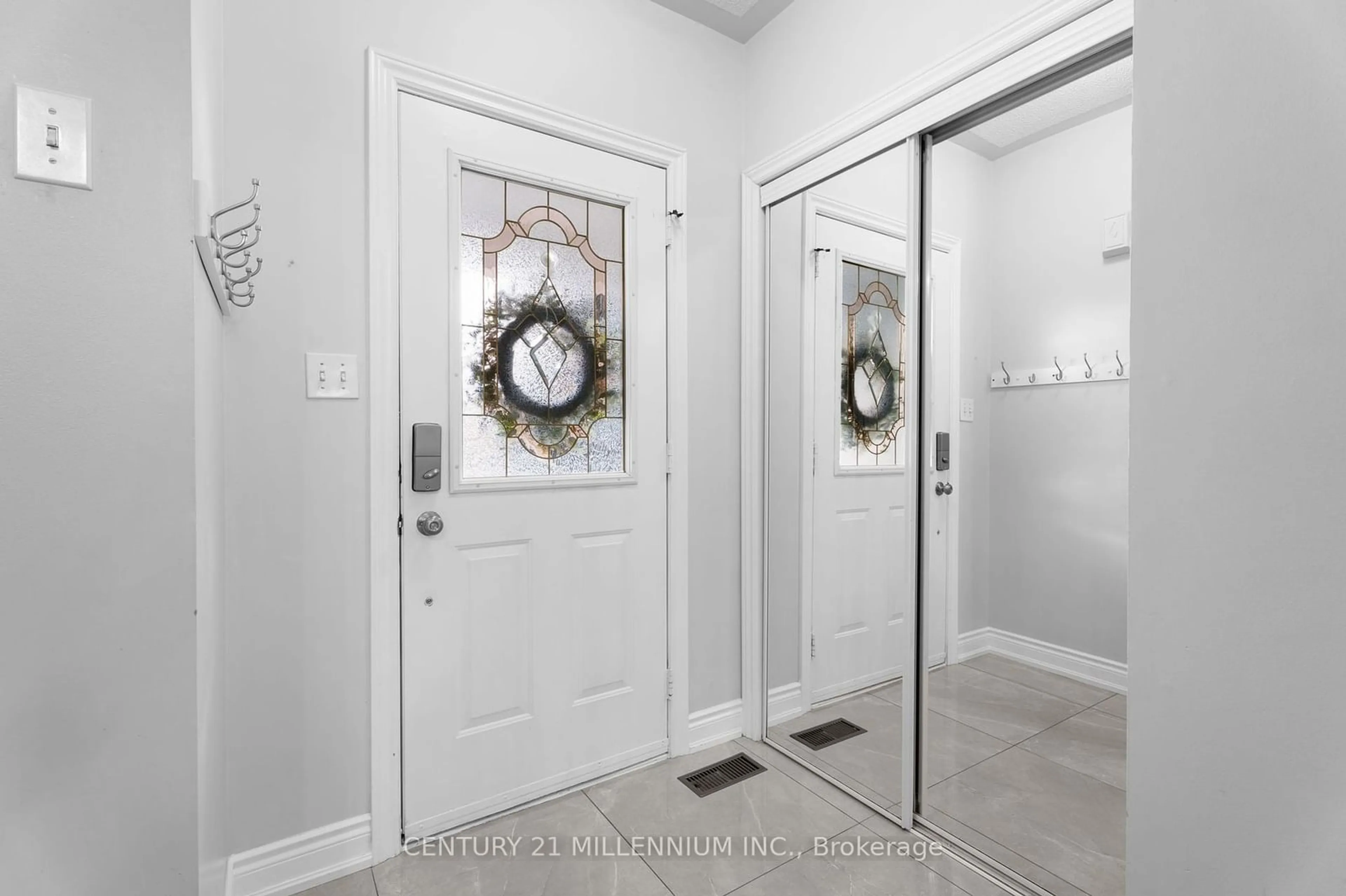 Indoor entryway for 28 Mcgahey St, New Tecumseth Ontario L0G 1W0