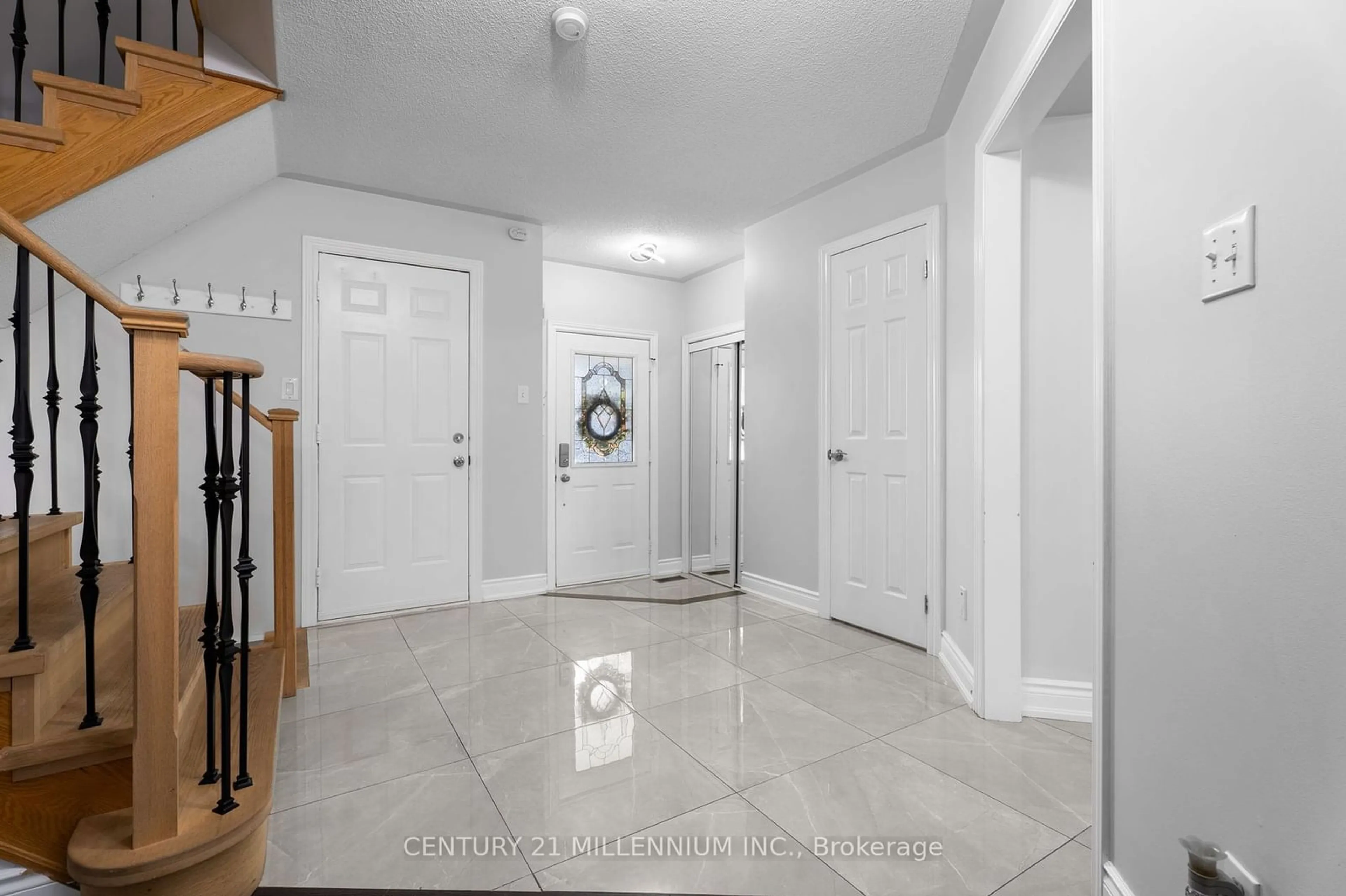 Indoor entryway for 28 Mcgahey St, New Tecumseth Ontario L0G 1W0