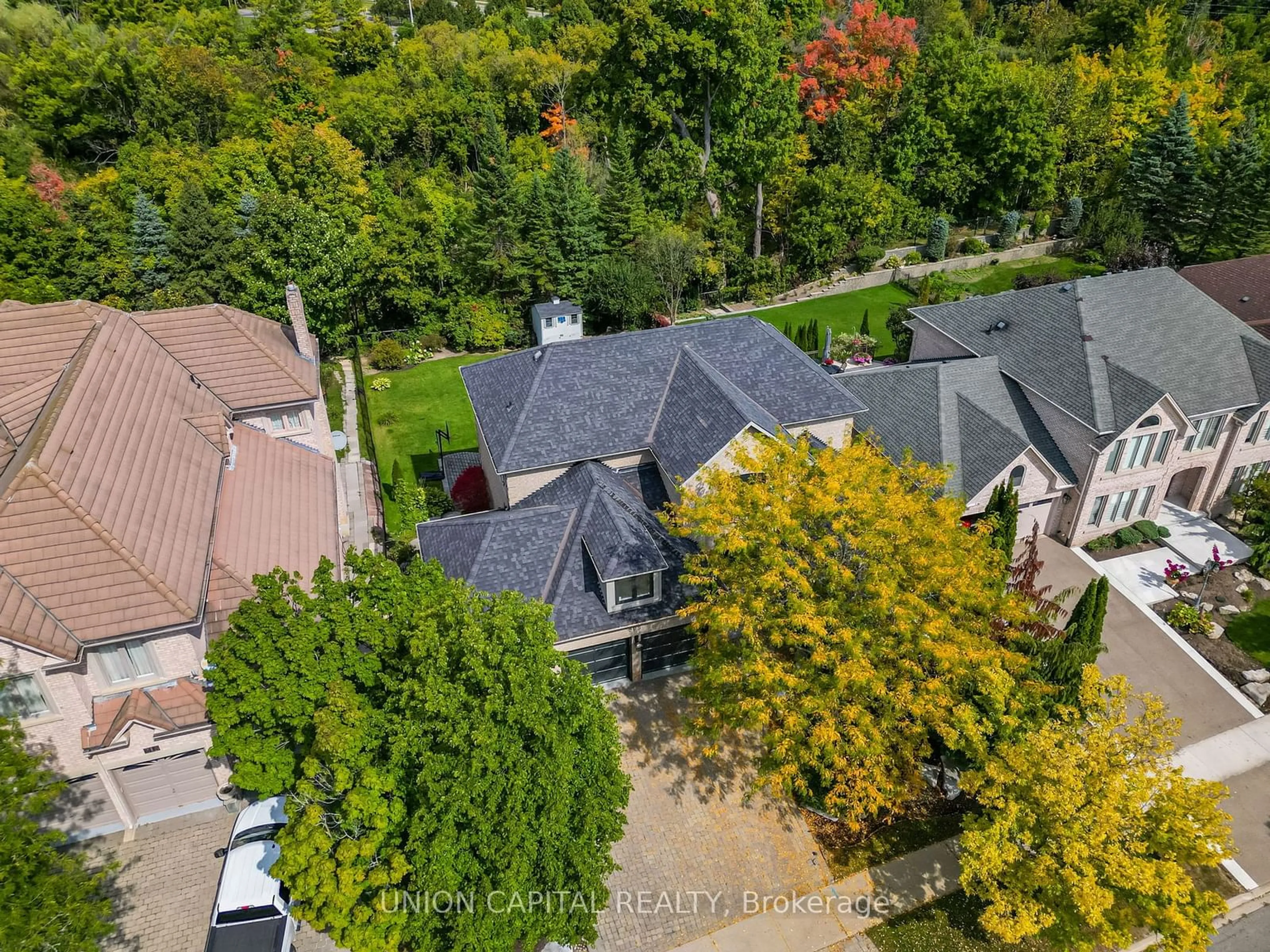 A pic from outside/outdoor area/front of a property/back of a property/a pic from drone, street for 209 Roselawn Dr, Vaughan Ontario L4H 1A2