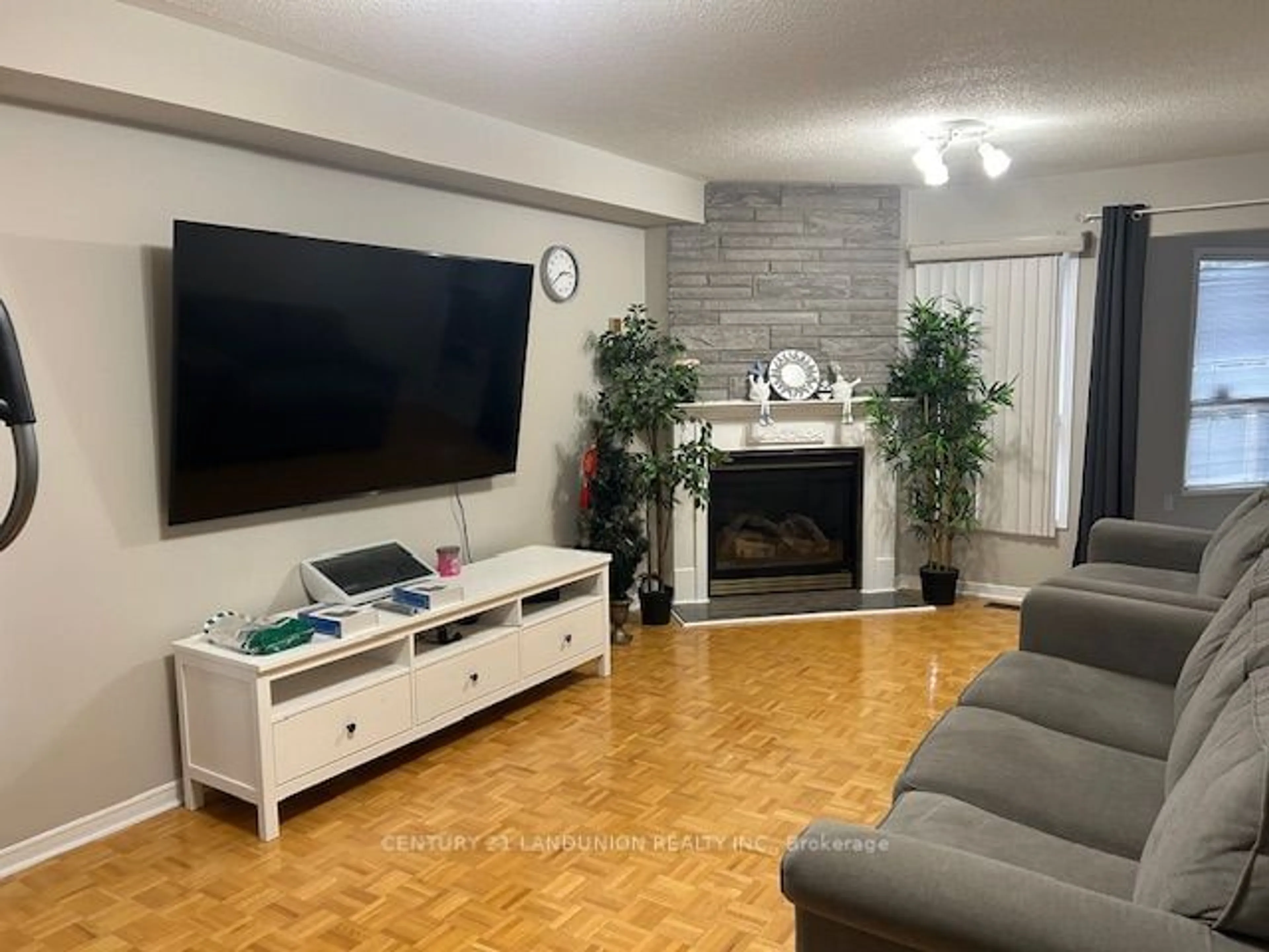 Living room with furniture, unknown for 36 Westmoreland Crt, Markham Ontario L3R 8L7