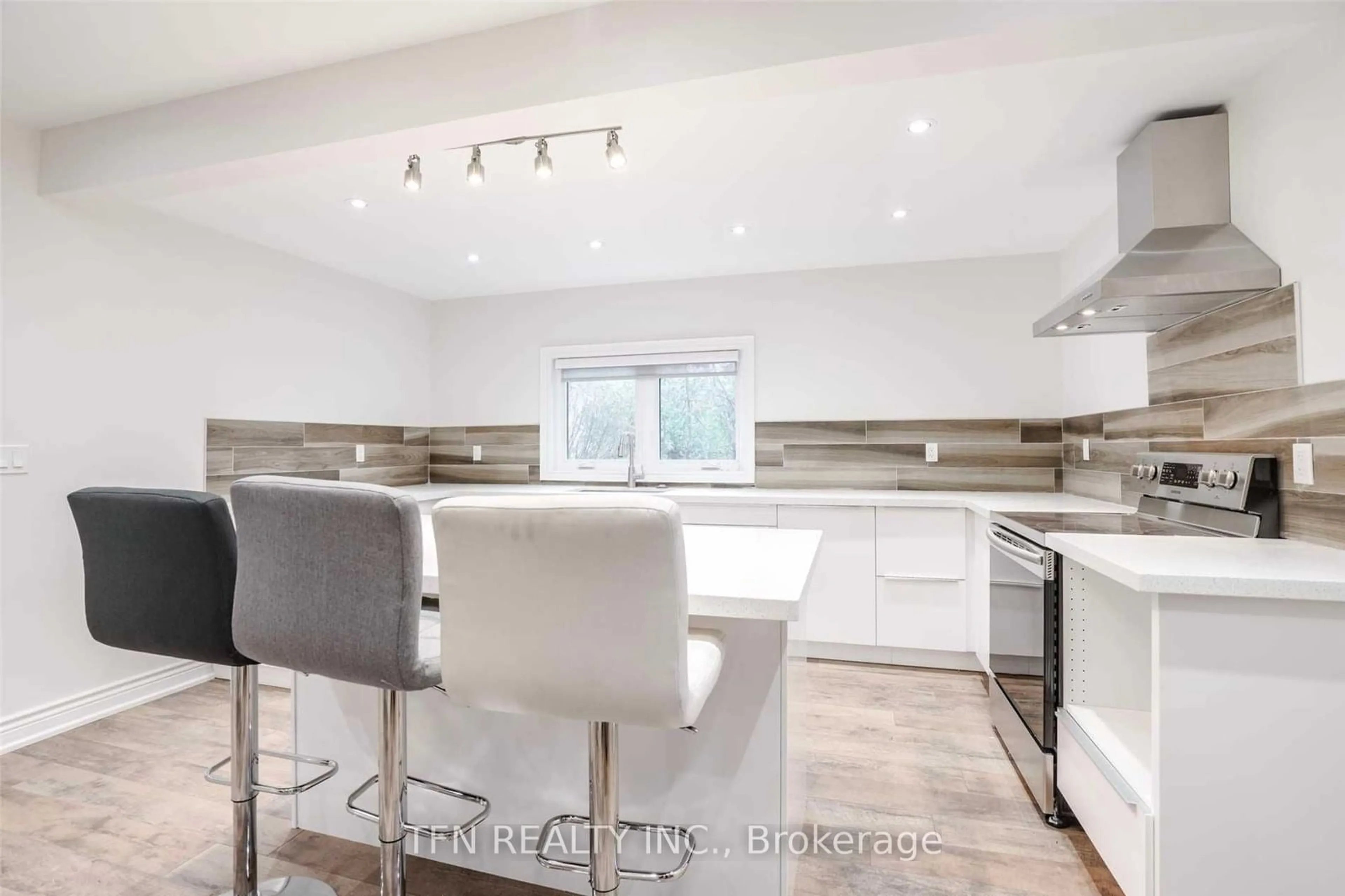 Contemporary kitchen, unknown for 986 Robinson St, Innisfil Ontario L0L 1C0