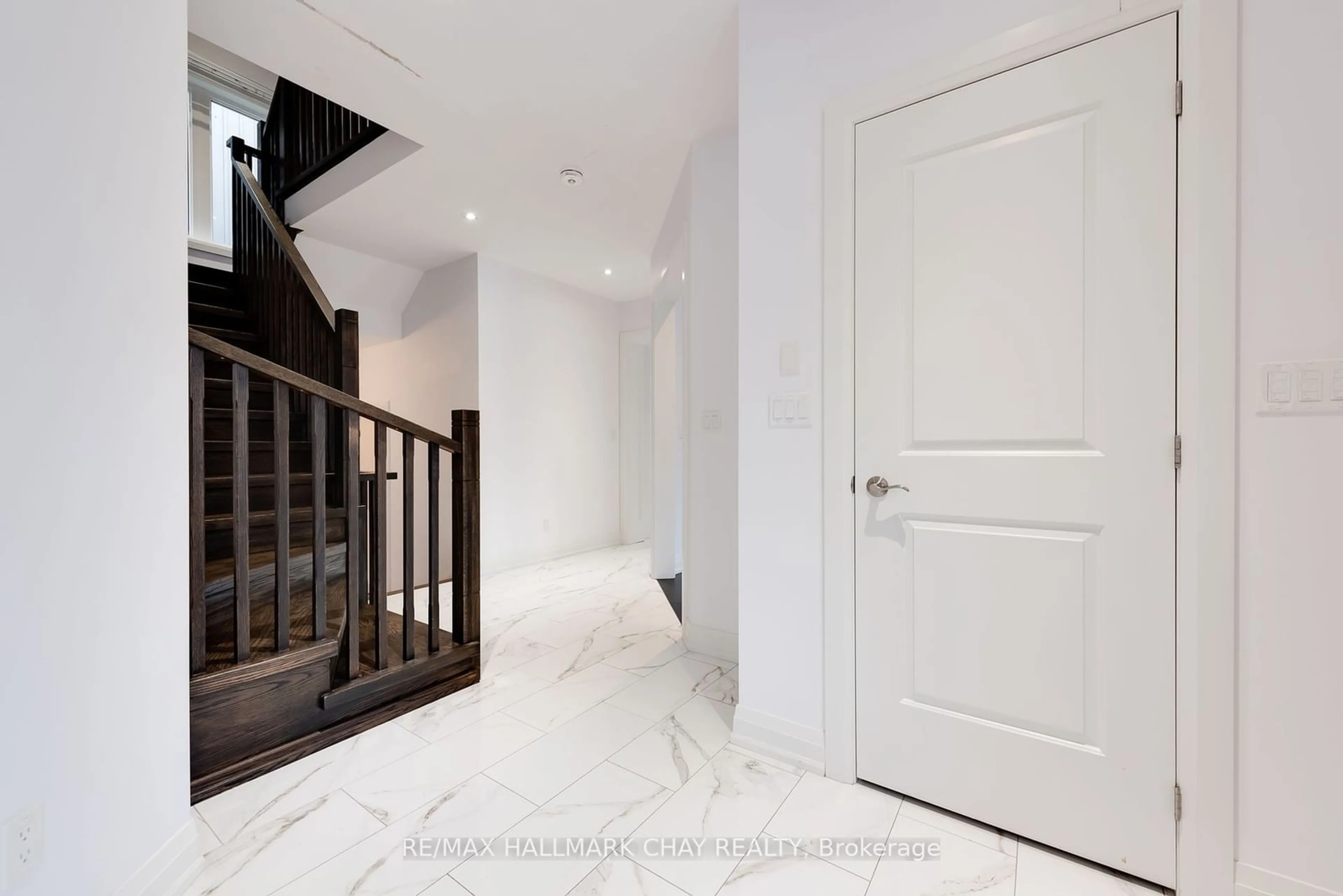 Indoor entryway for 1147 Arnold St, Innisfil Ontario L0L 1C0