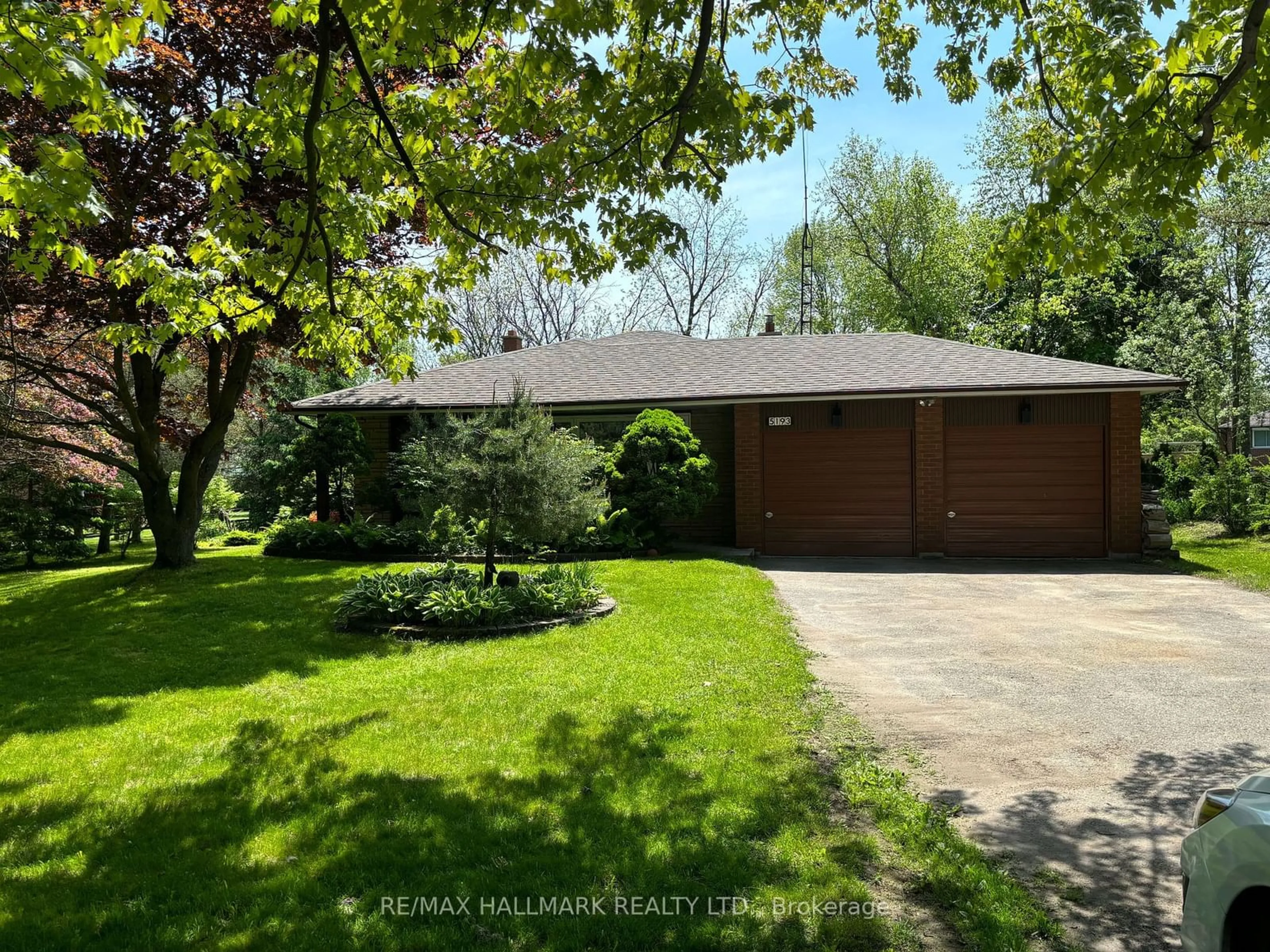 A pic from outside/outdoor area/front of a property/back of a property/a pic from drone, street for 5193 Aurora Rd, Whitchurch-Stouffville Ontario L4A 7X4