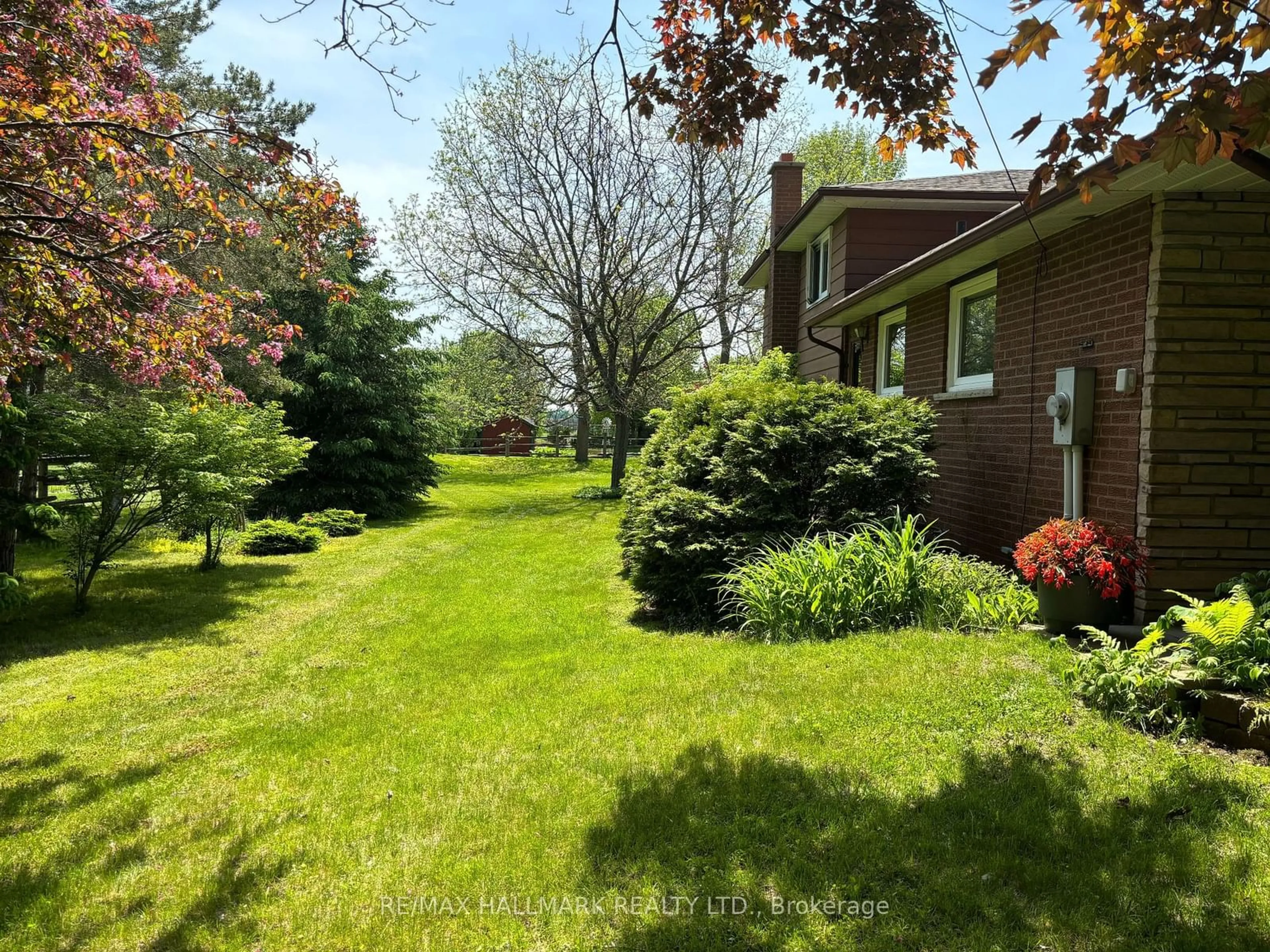 A pic from outside/outdoor area/front of a property/back of a property/a pic from drone, unknown for 5193 Aurora Rd, Whitchurch-Stouffville Ontario L4A 7X4