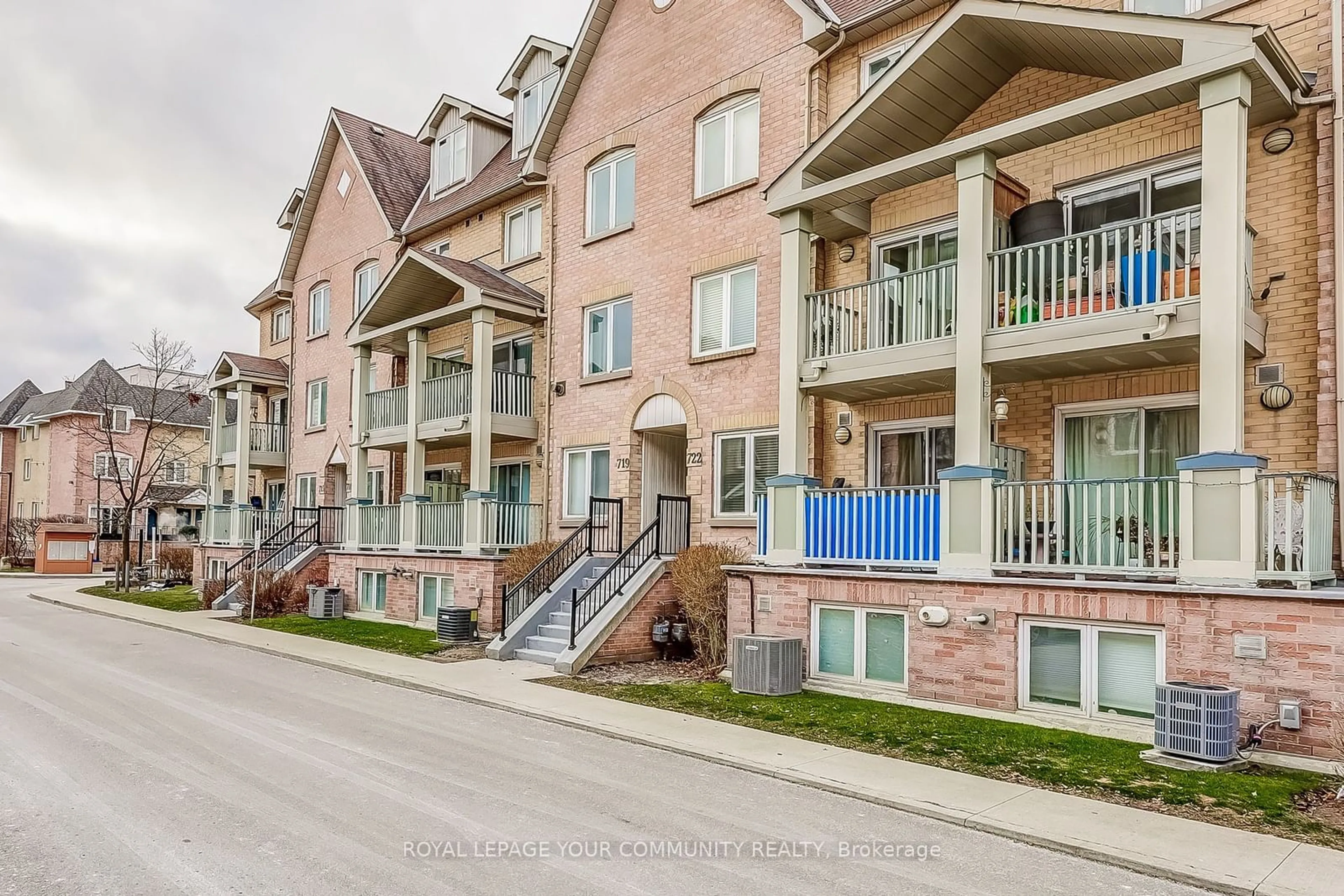 Patio, street for 75 Weldrick Rd #722, Richmond Hill Ontario L4C 0H9