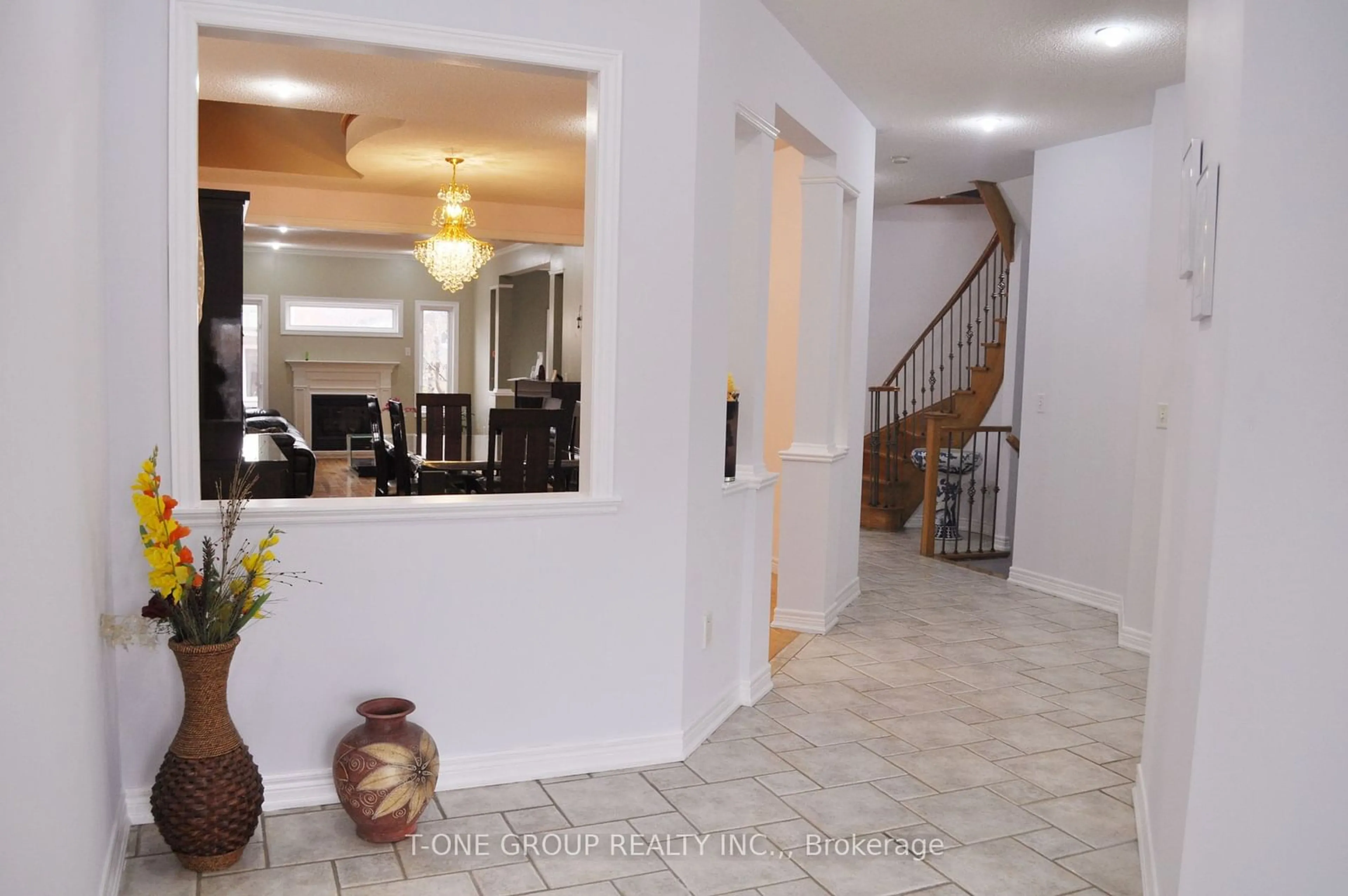 Indoor foyer for 49 Norwood Ave, Vaughan Ontario L6A 3V6