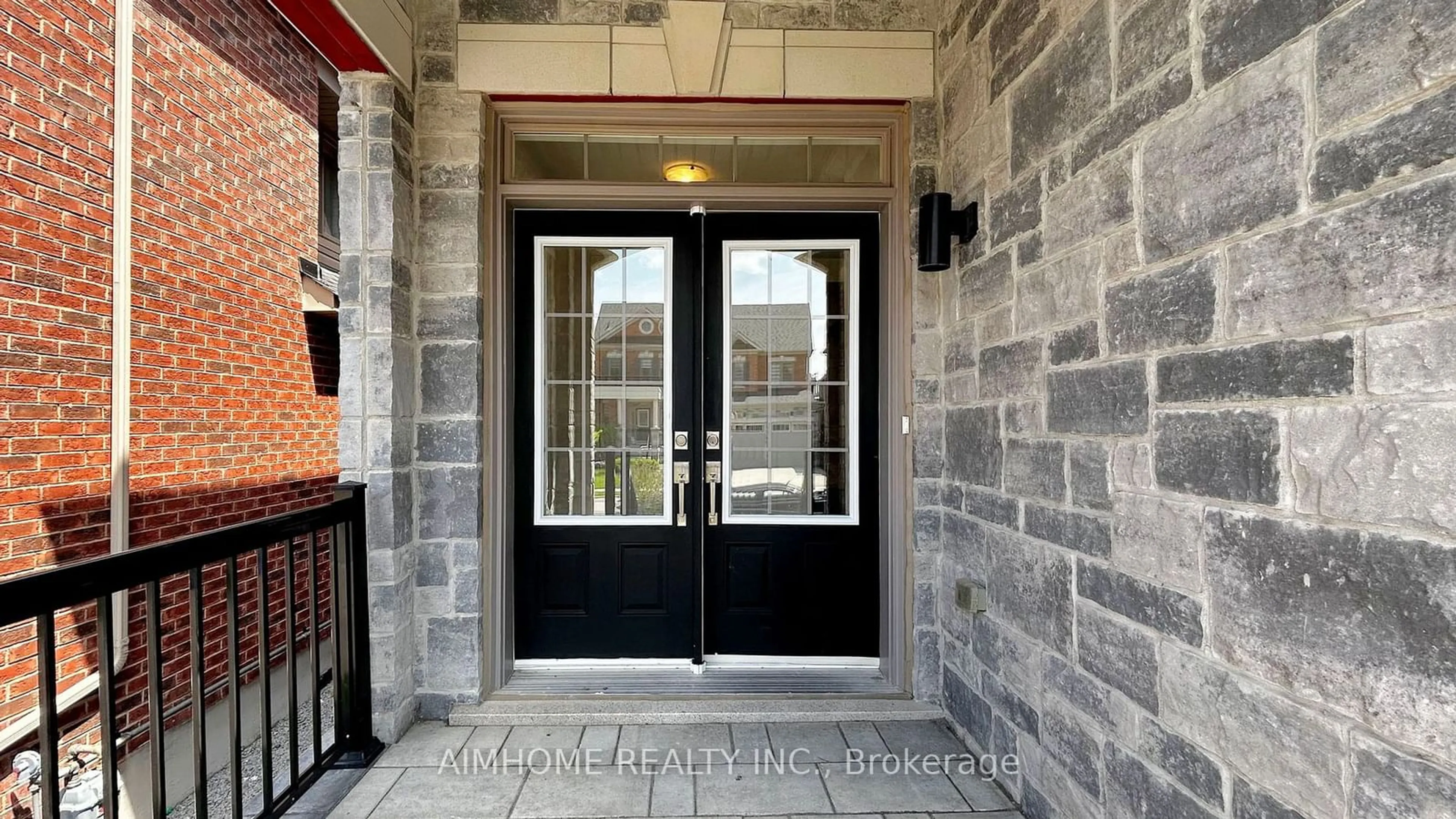 Indoor entryway for 23 Snap Dragon Tr, East Gwillimbury Ontario L9N 0S9