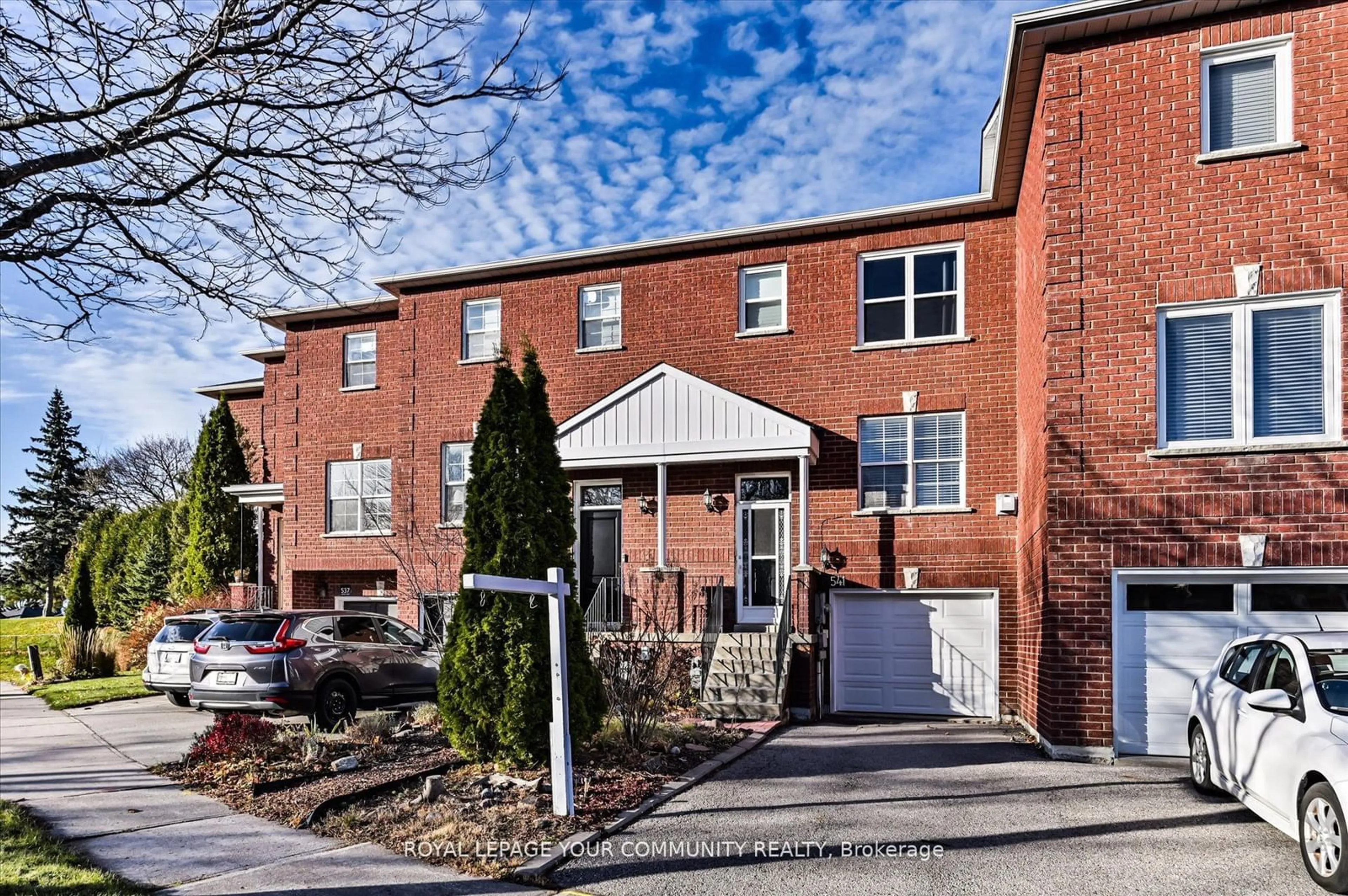 Home with brick exterior material, street for 541 Bondi Ave, Newmarket Ontario L3Y 8R5