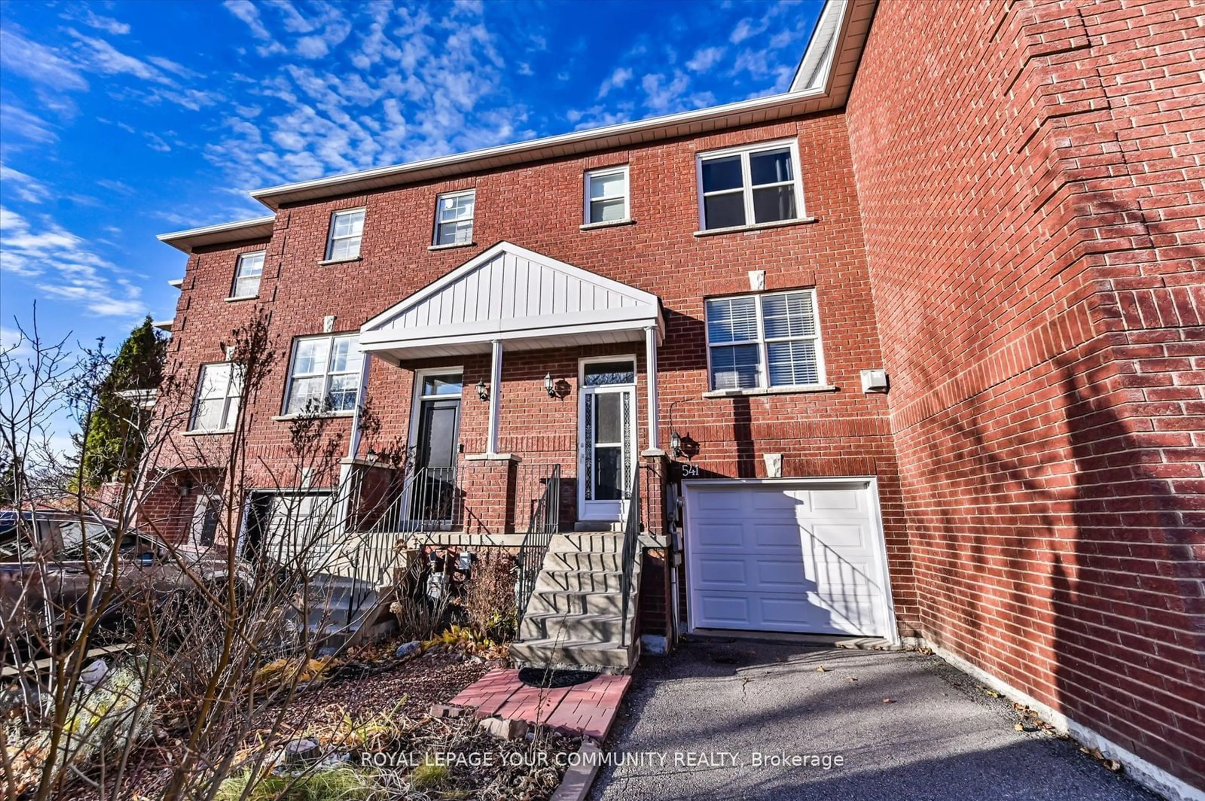 Home with brick exterior material, street for 541 Bondi Ave, Newmarket Ontario L3Y 8R5