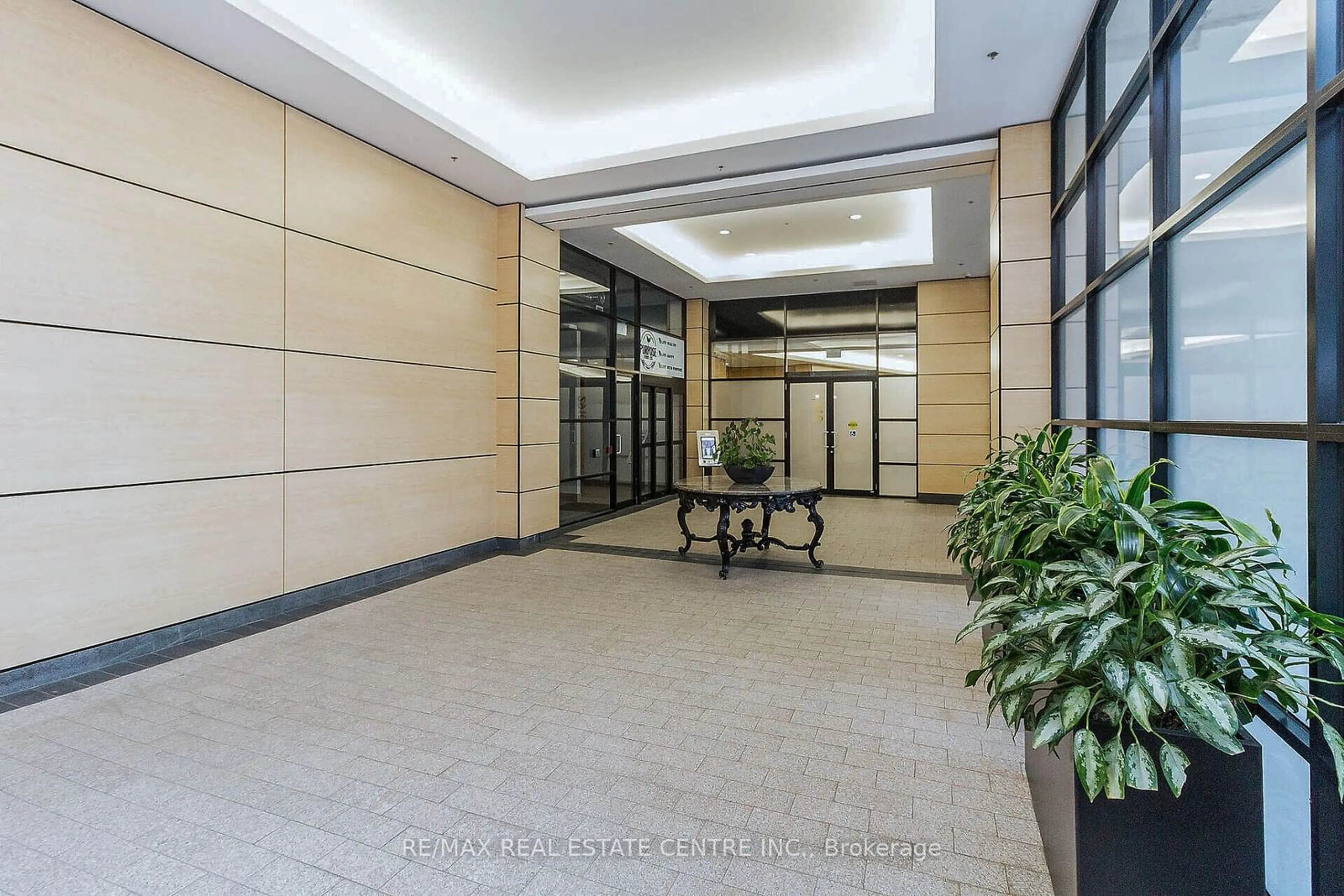 Indoor foyer for 2900 Hwy 7 Rd #2002, Vaughan Ontario L4K 0G3