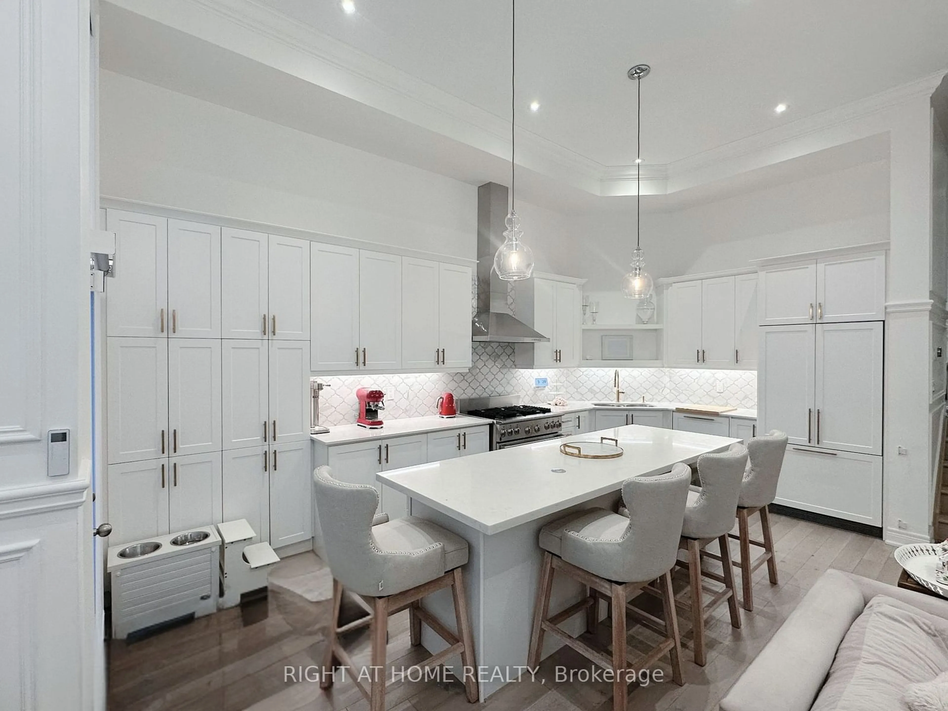 Contemporary kitchen, unknown for 10 Hiawatha Crt, Vaughan Ontario L4L 0J2