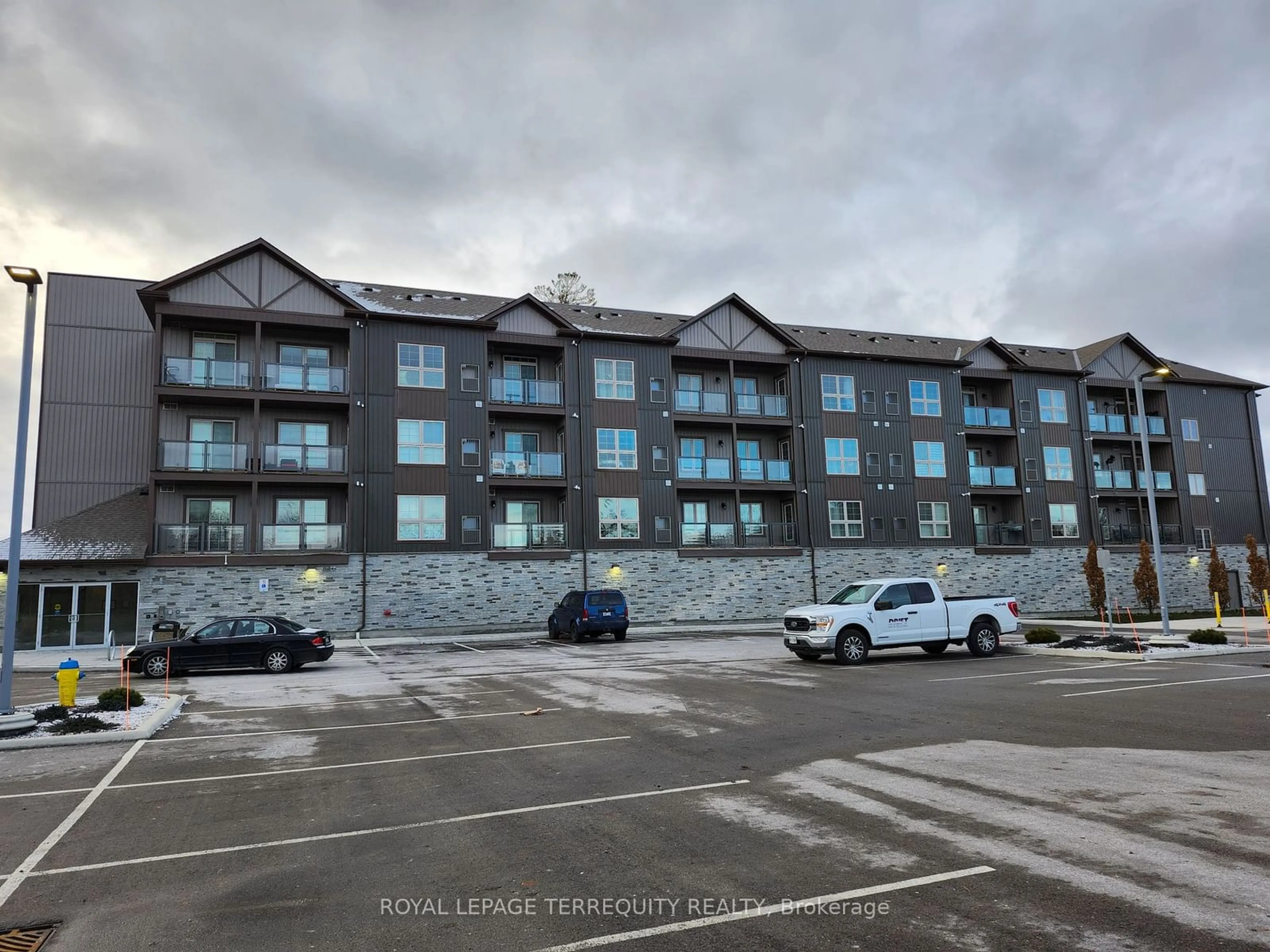 A pic from outside/outdoor area/front of a property/back of a property/a pic from drone, building for 110 Grew Blvd #404, Georgina Ontario L0E 1L0