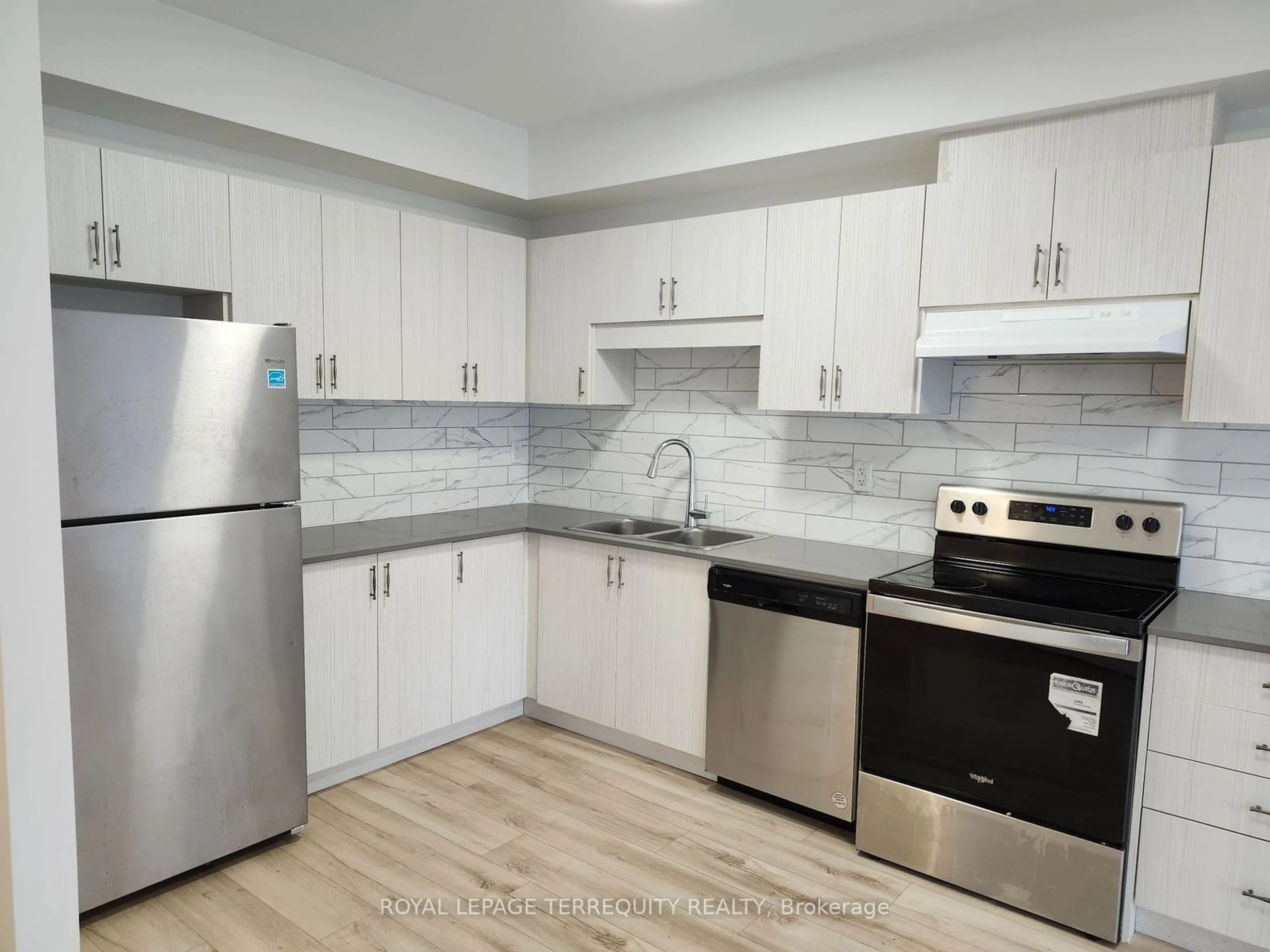 Standard kitchen, unknown for 110 Grew Blvd #404, Georgina Ontario L0E 1L0