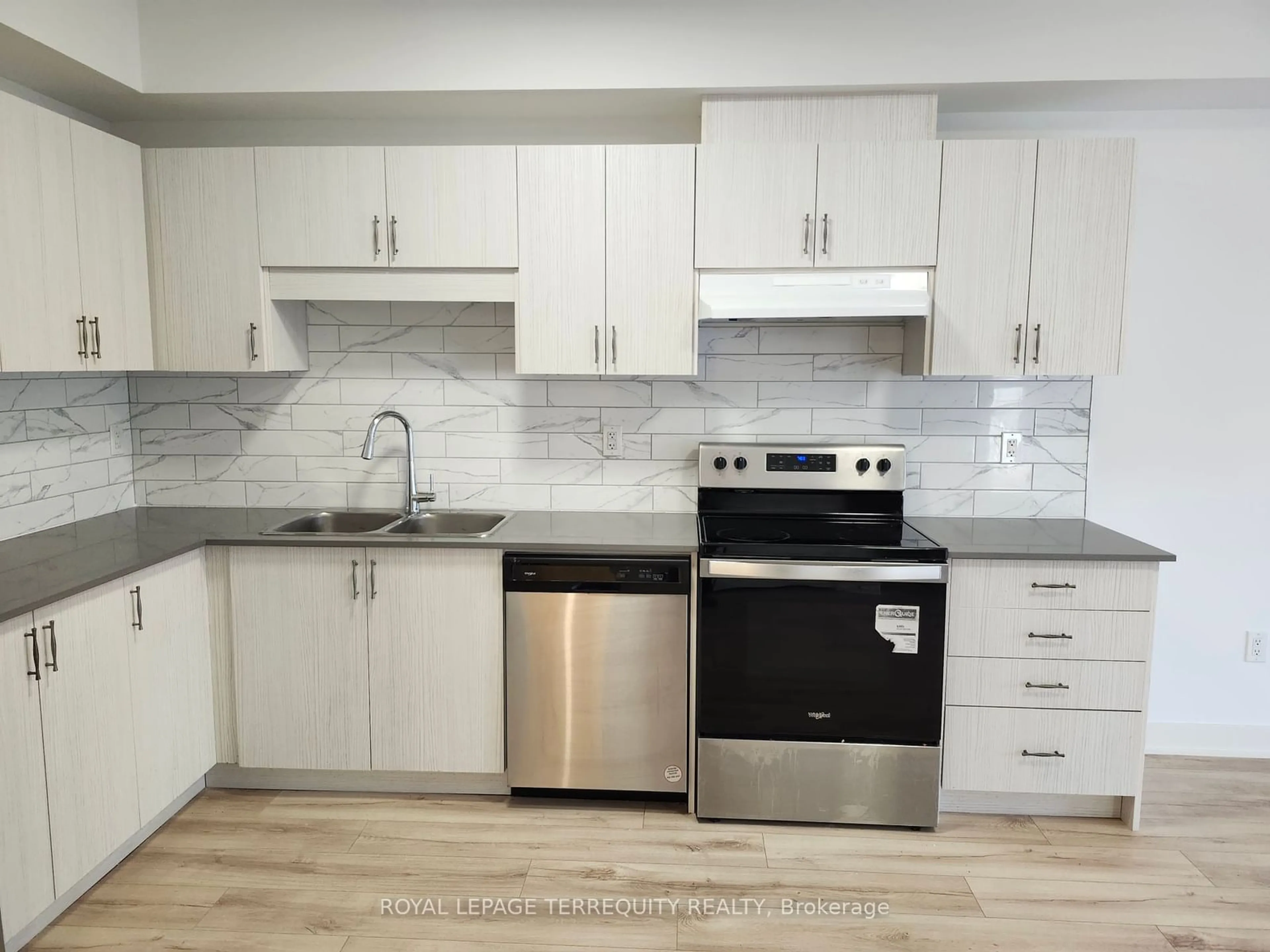 Standard kitchen, unknown for 110 Grew Blvd #404, Georgina Ontario L0E 1L0