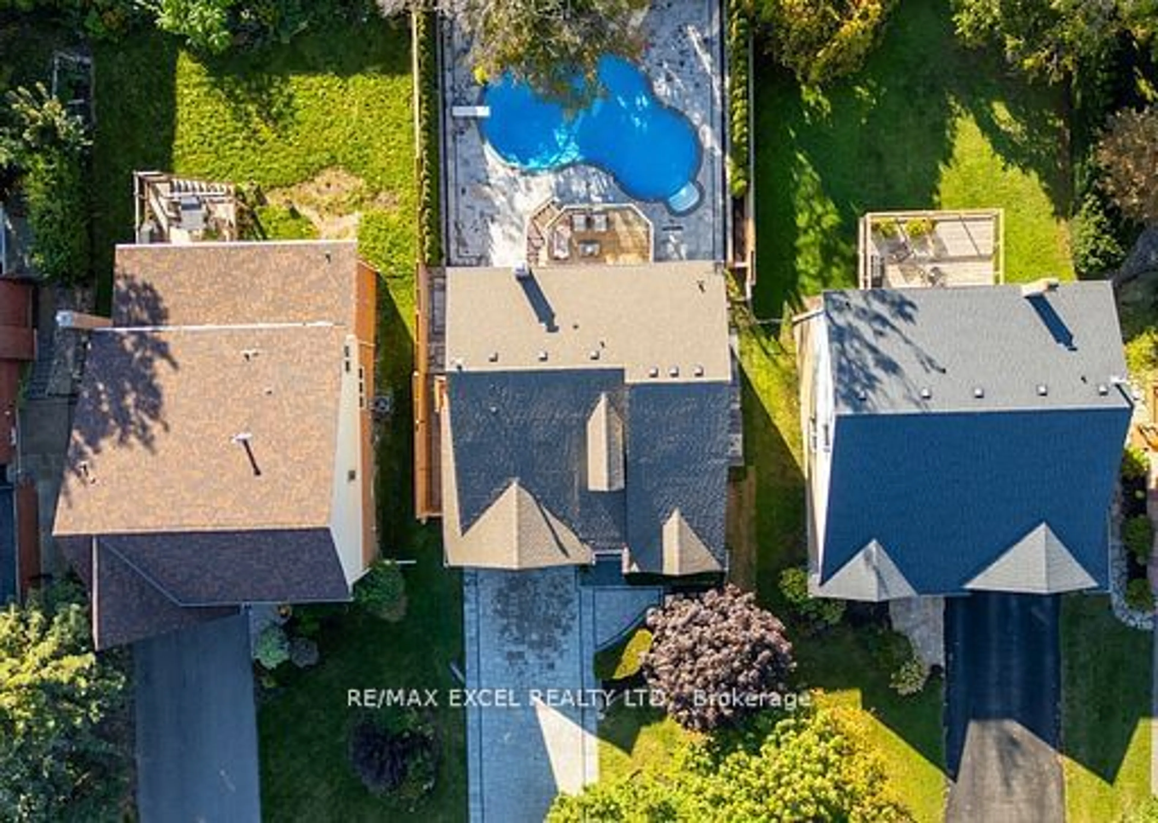 A pic from outside/outdoor area/front of a property/back of a property/a pic from drone, unknown for 412 Mathews Crt, Newmarket Ontario L3X 1C7