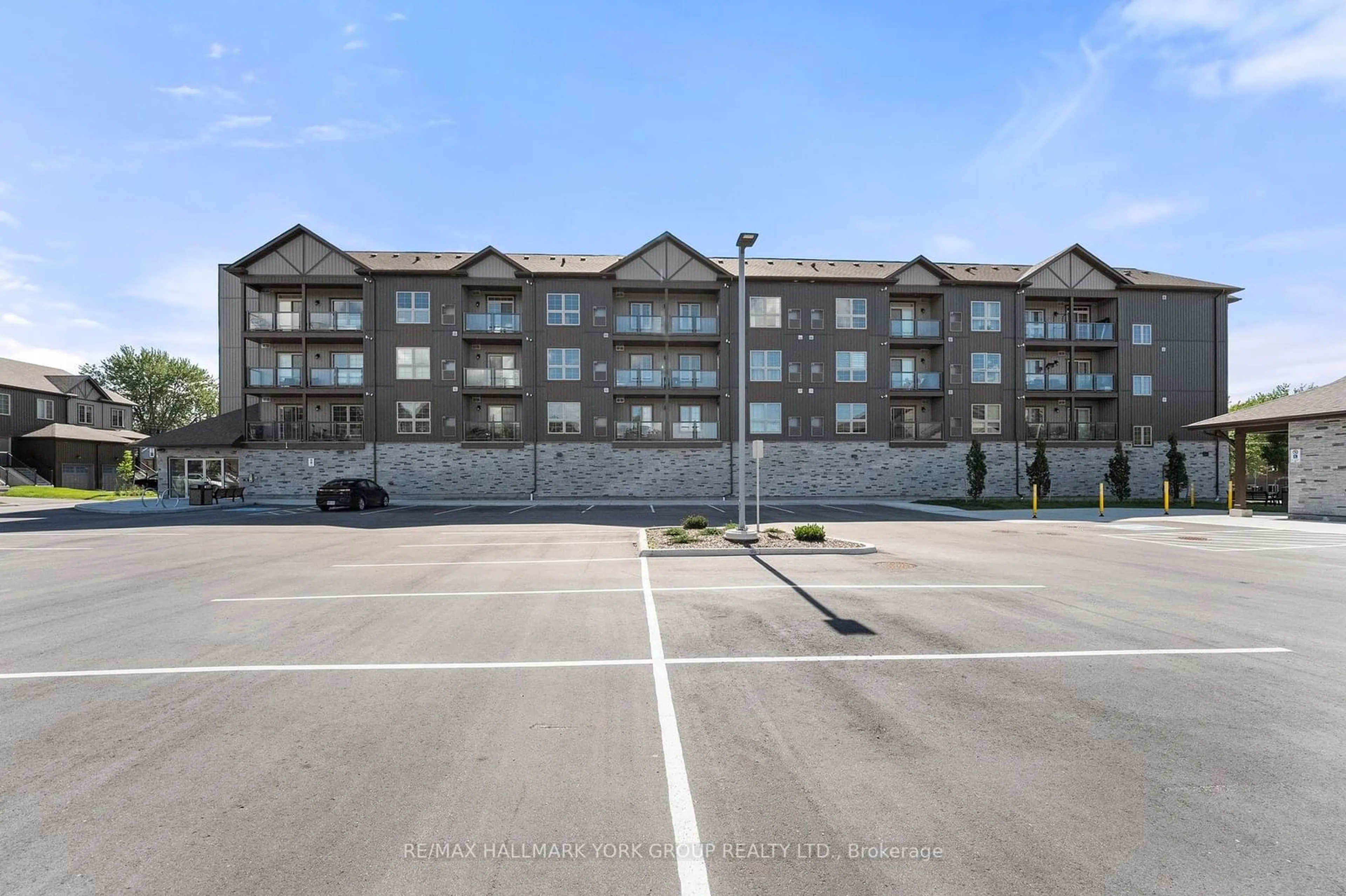 Patio, building for 110 Grew Blvd #306, Georgina Ontario L0E 1L0