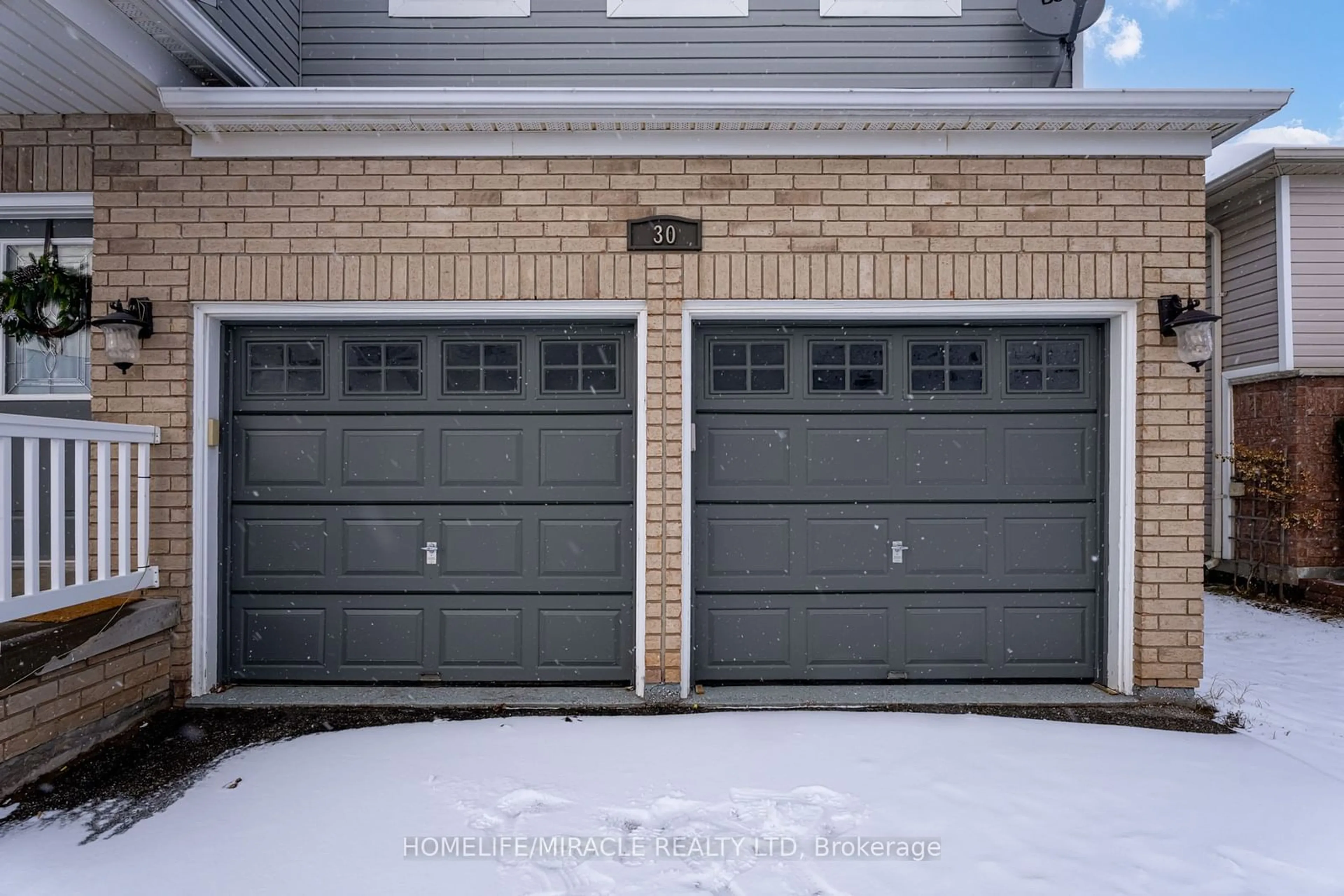 Indoor garage for 30 Gold Park Gate, Essa Ontario L0M 1B4