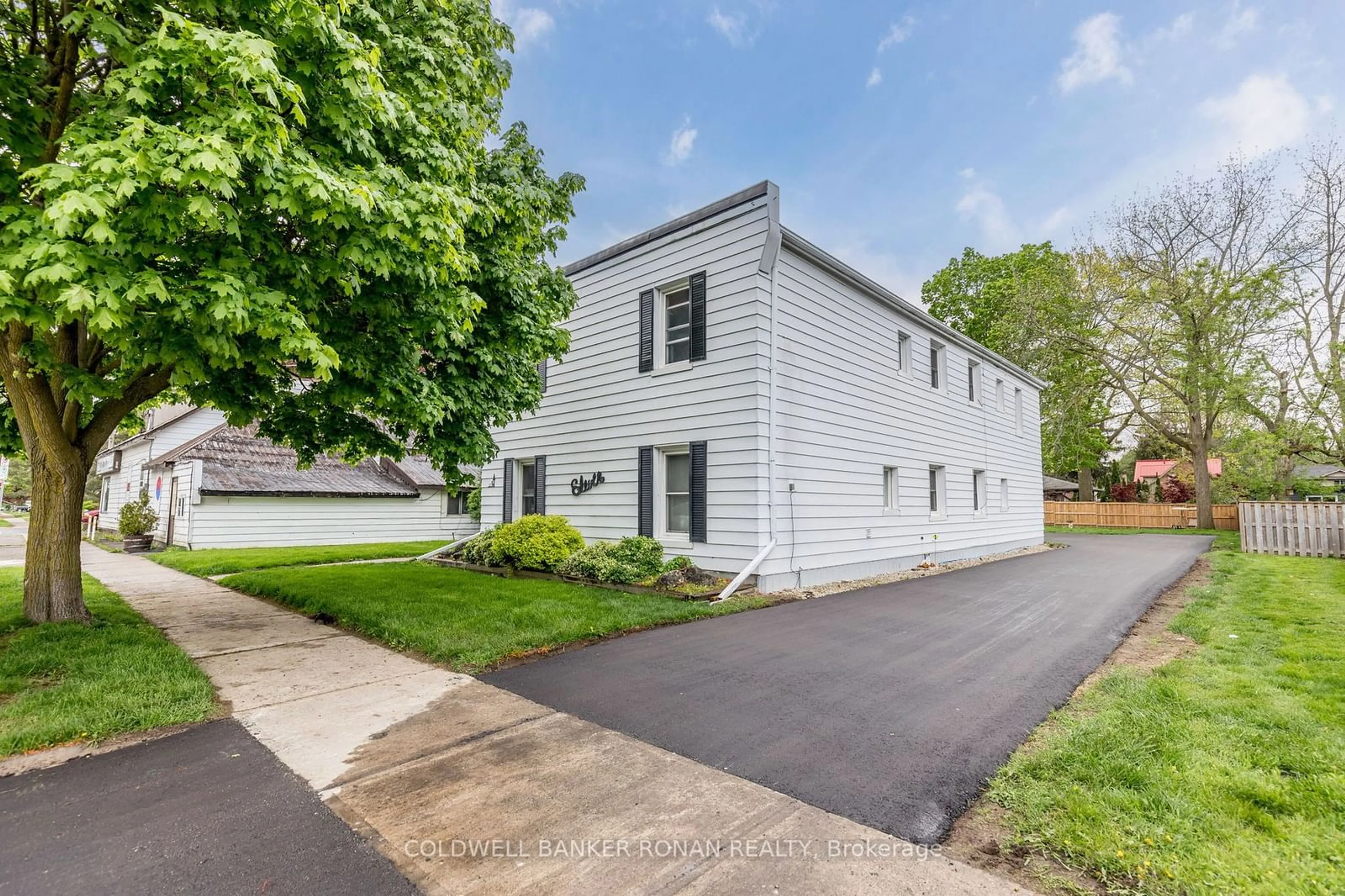 A pic from outside/outdoor area/front of a property/back of a property/a pic from drone, street for 11 Wellington St, New Tecumseth Ontario L9R 1J3