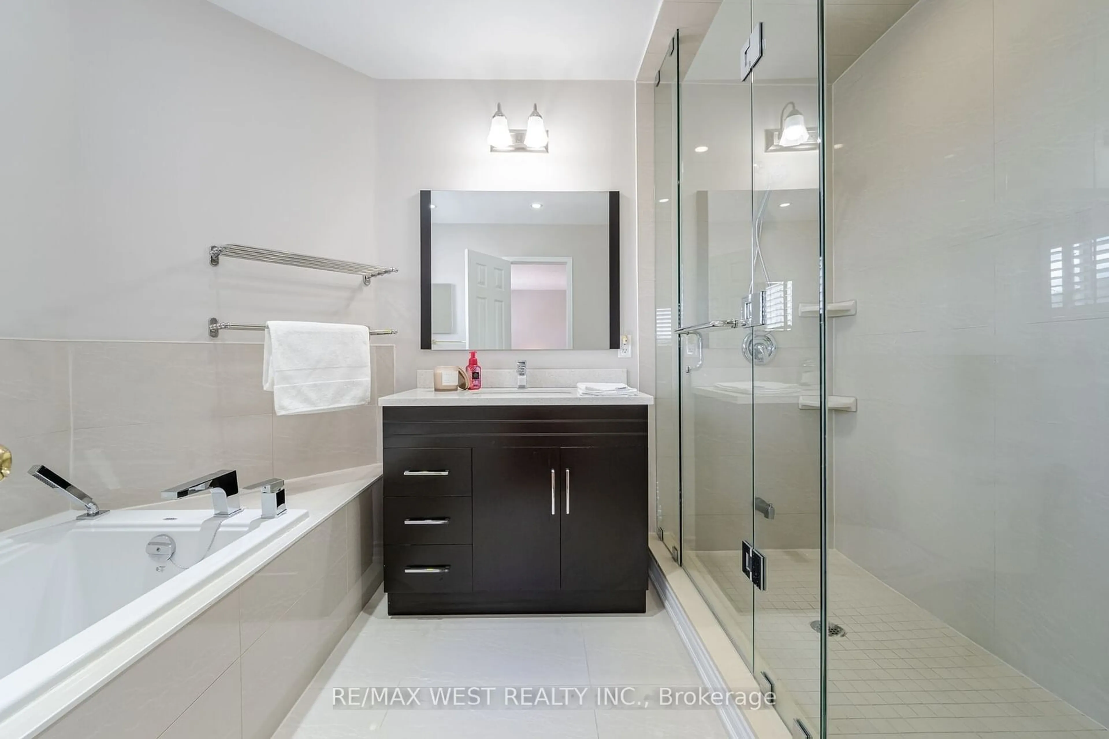 Contemporary bathroom, ceramic/tile floor for 328 St. Joan Arc Ave, Vaughan Ontario L6A 3N1