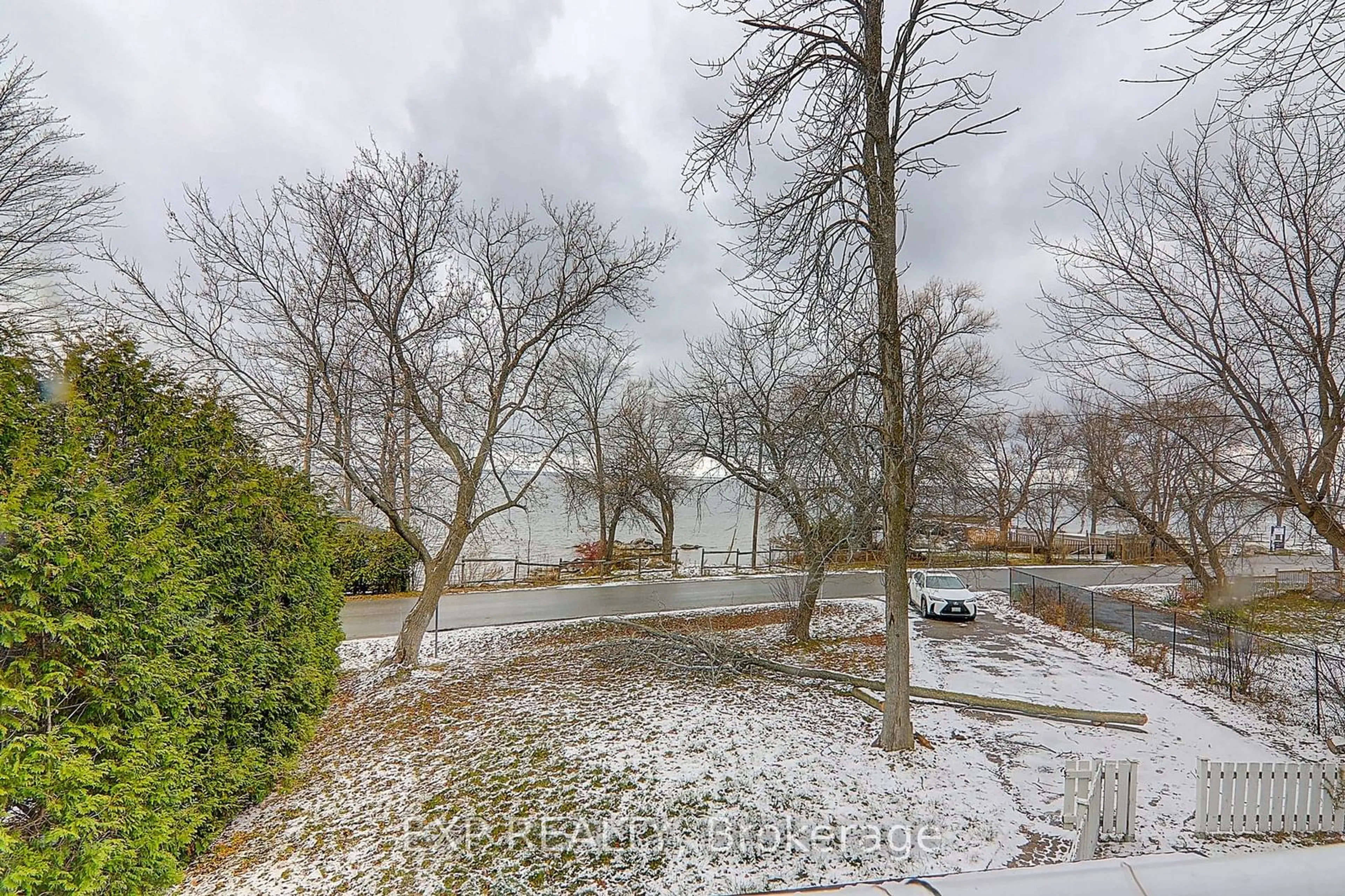 A pic from outside/outdoor area/front of a property/back of a property/a pic from drone, street for 433 Lake Dr, Georgina Ontario L0E 1S0