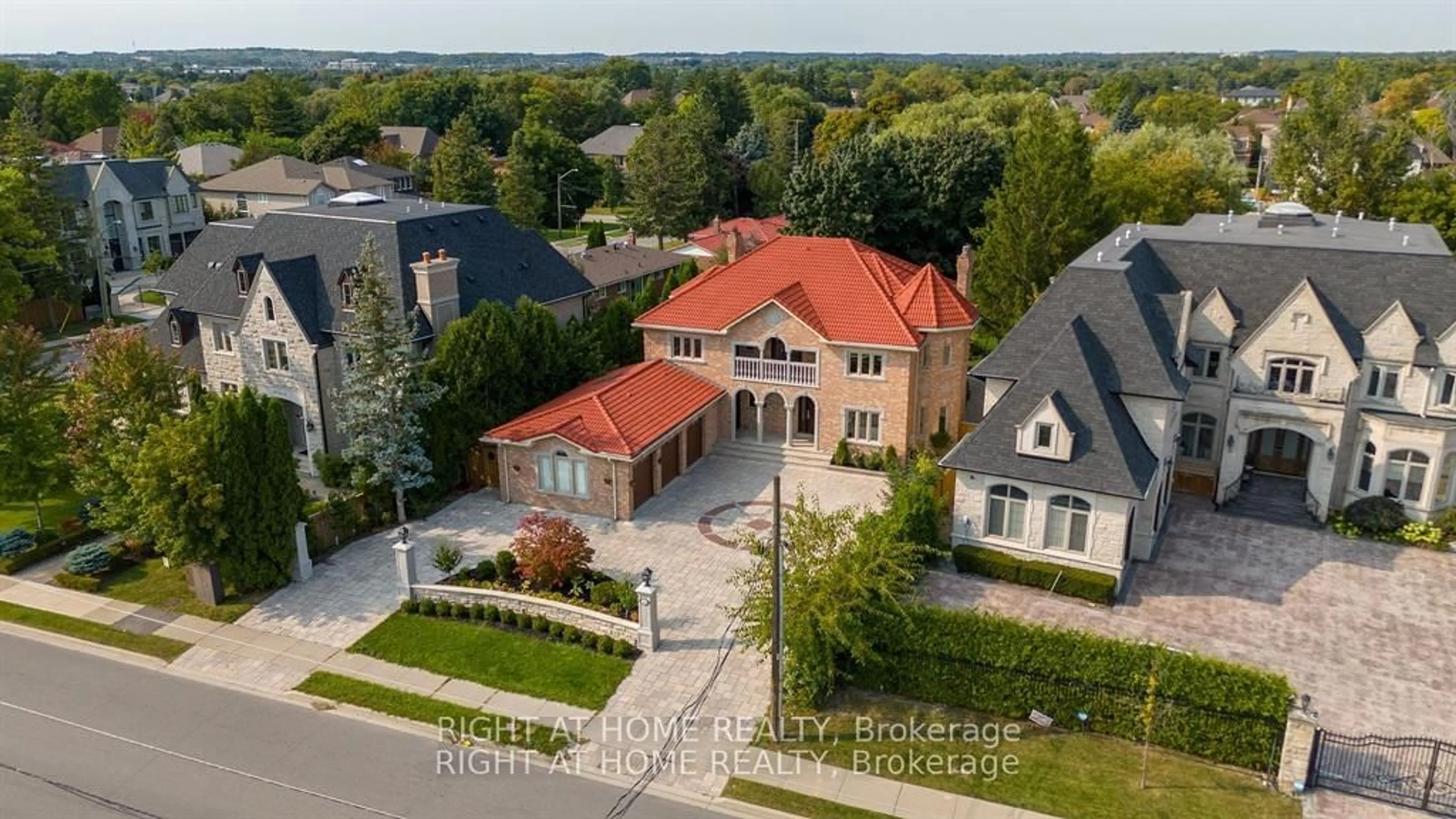 A pic from outside/outdoor area/front of a property/back of a property/a pic from drone, street for 128 Edgar Ave, Richmond Hill Ontario L4B 3K9