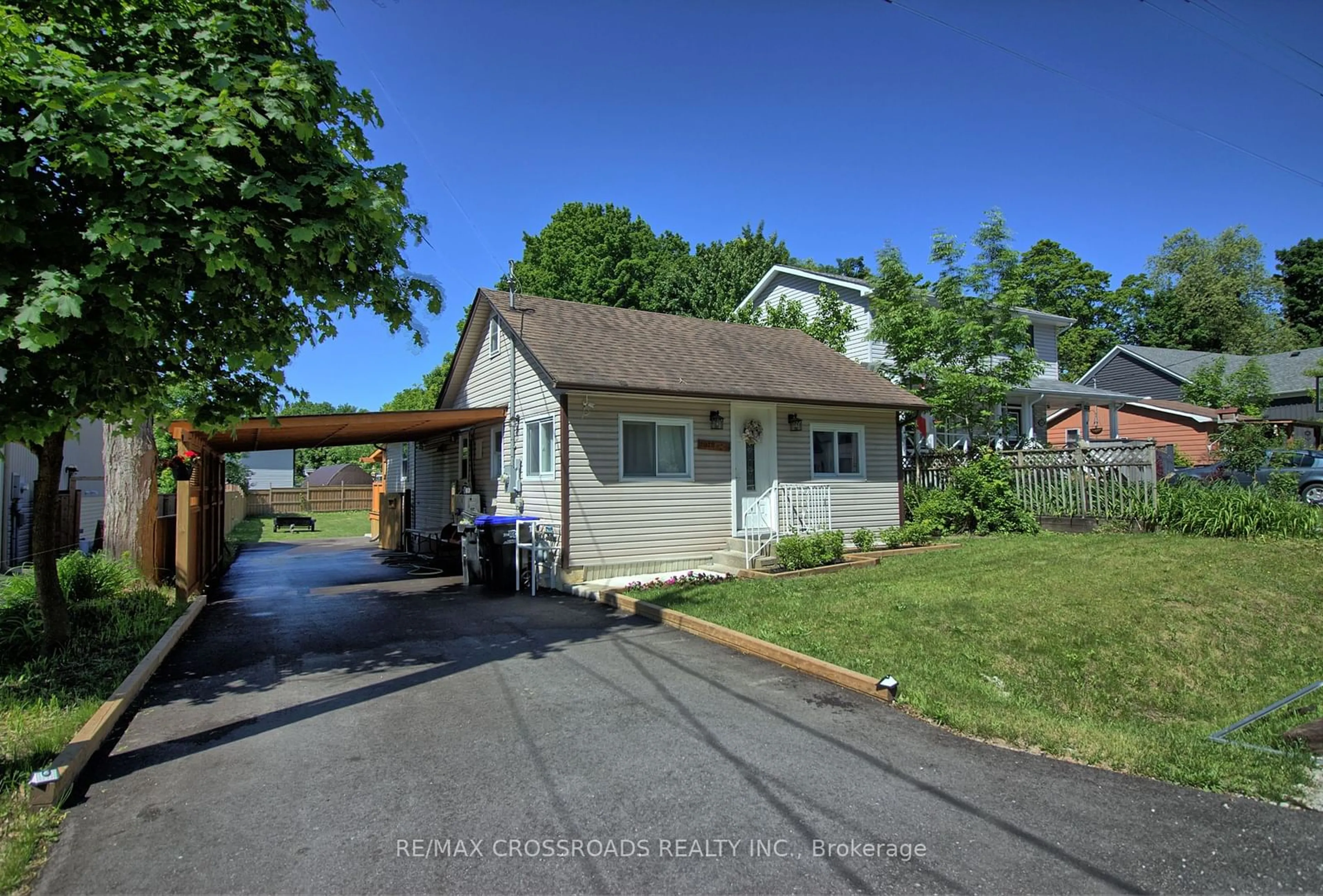 A pic from outside/outdoor area/front of a property/back of a property/a pic from drone, street for 2012 lilac Dr, Innisfil Ontario L9S 1Y9