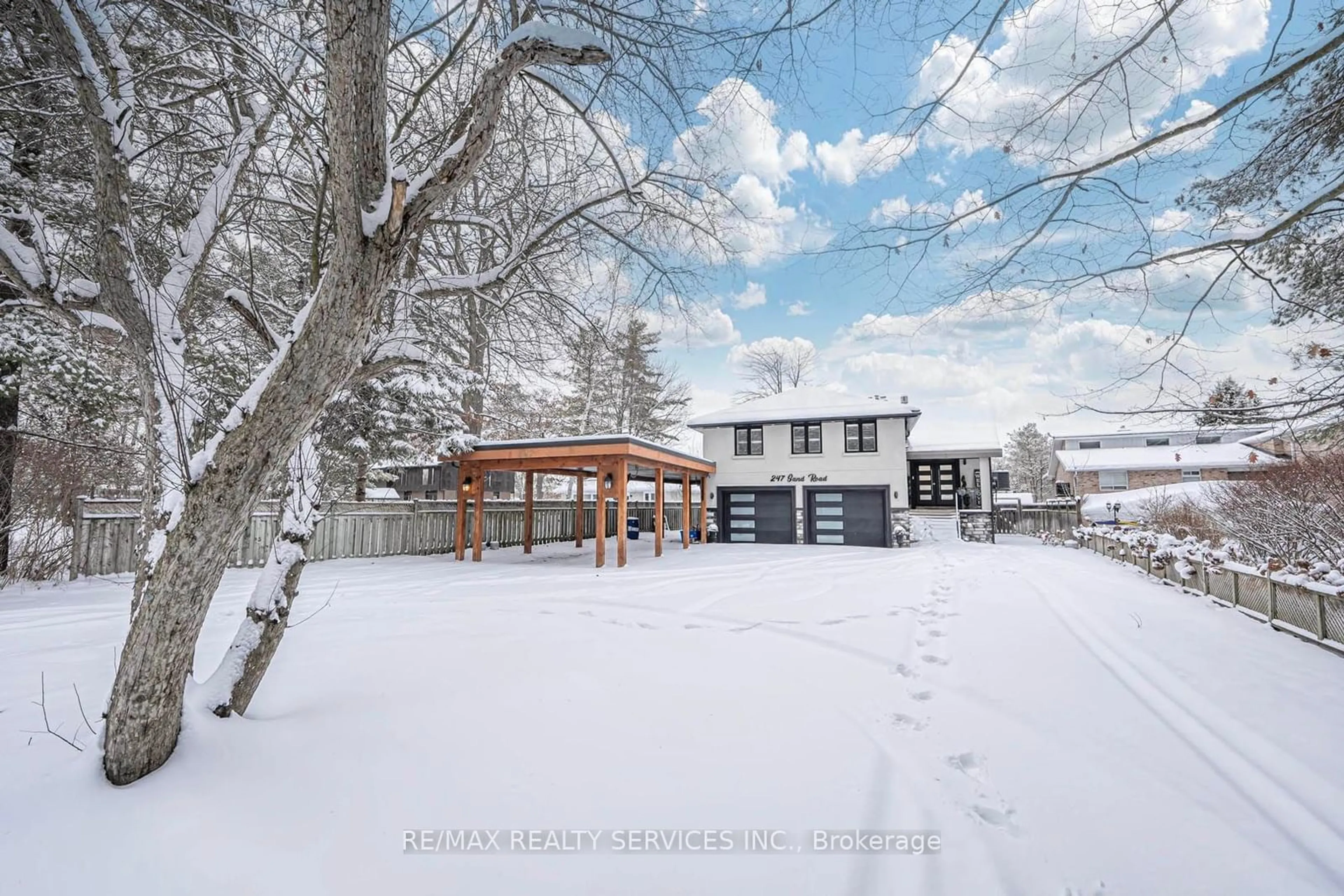 A pic from outside/outdoor area/front of a property/back of a property/a pic from drone, street for 247 Sand Rd, East Gwillimbury Ontario L9N 1K1