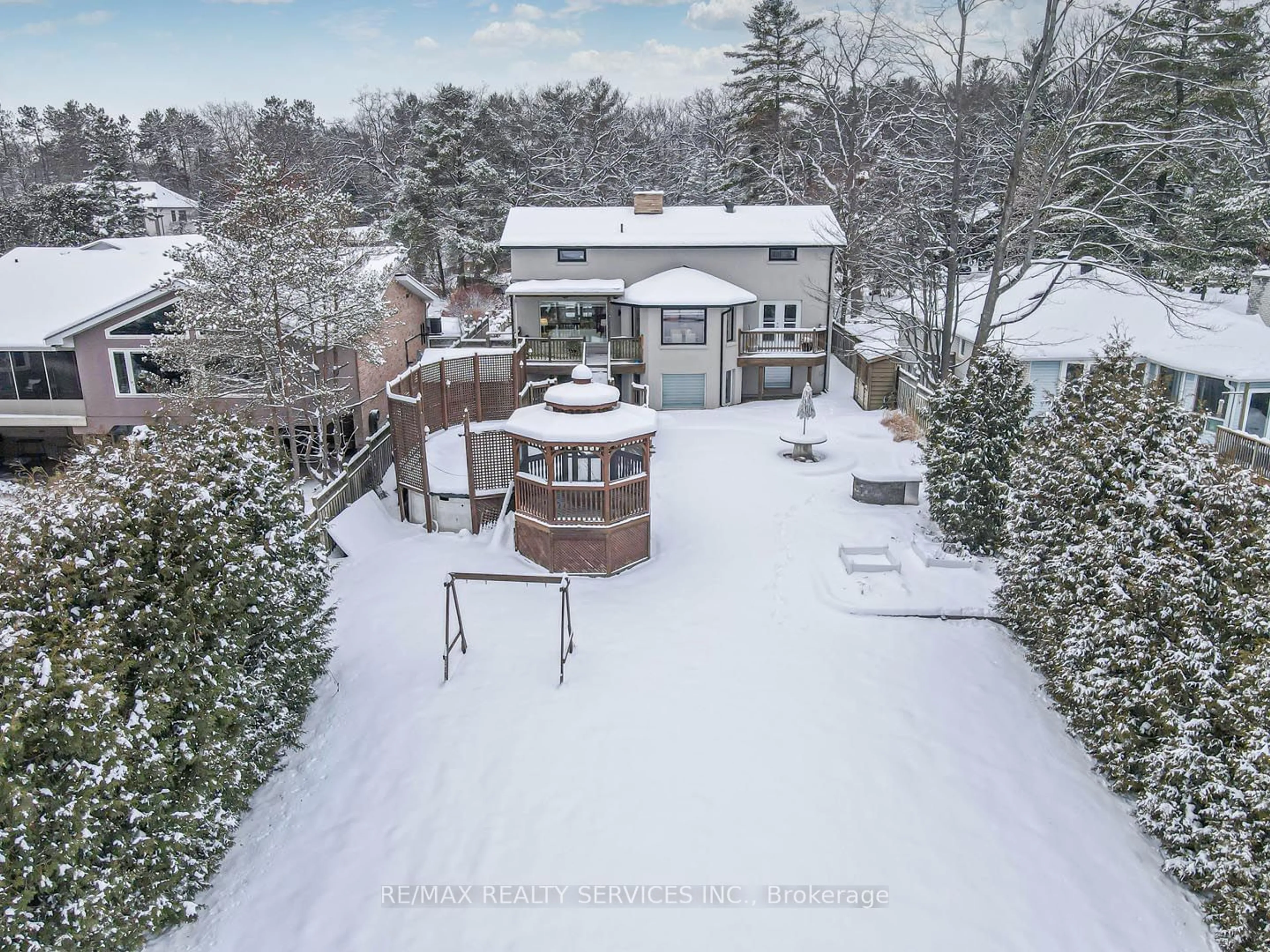 A pic from outside/outdoor area/front of a property/back of a property/a pic from drone, street for 247 Sand Rd, East Gwillimbury Ontario L9N 1K1