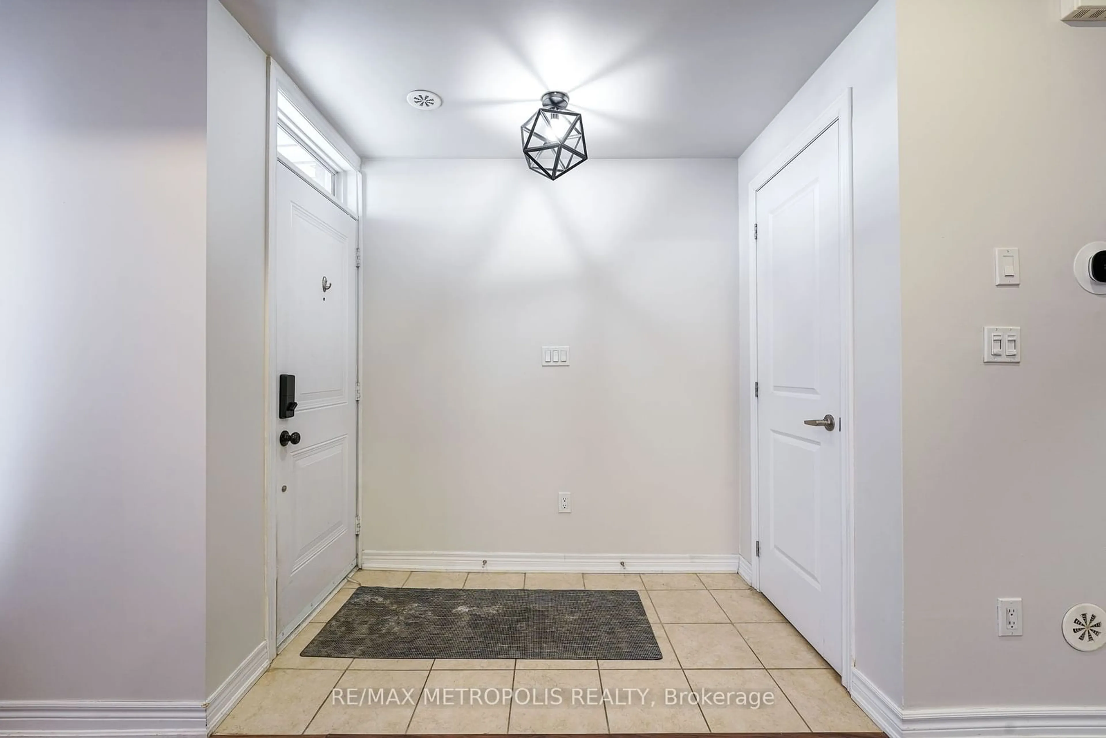 Indoor entryway for 9621 Jane St #6, Vaughan Ontario L6A 4G5