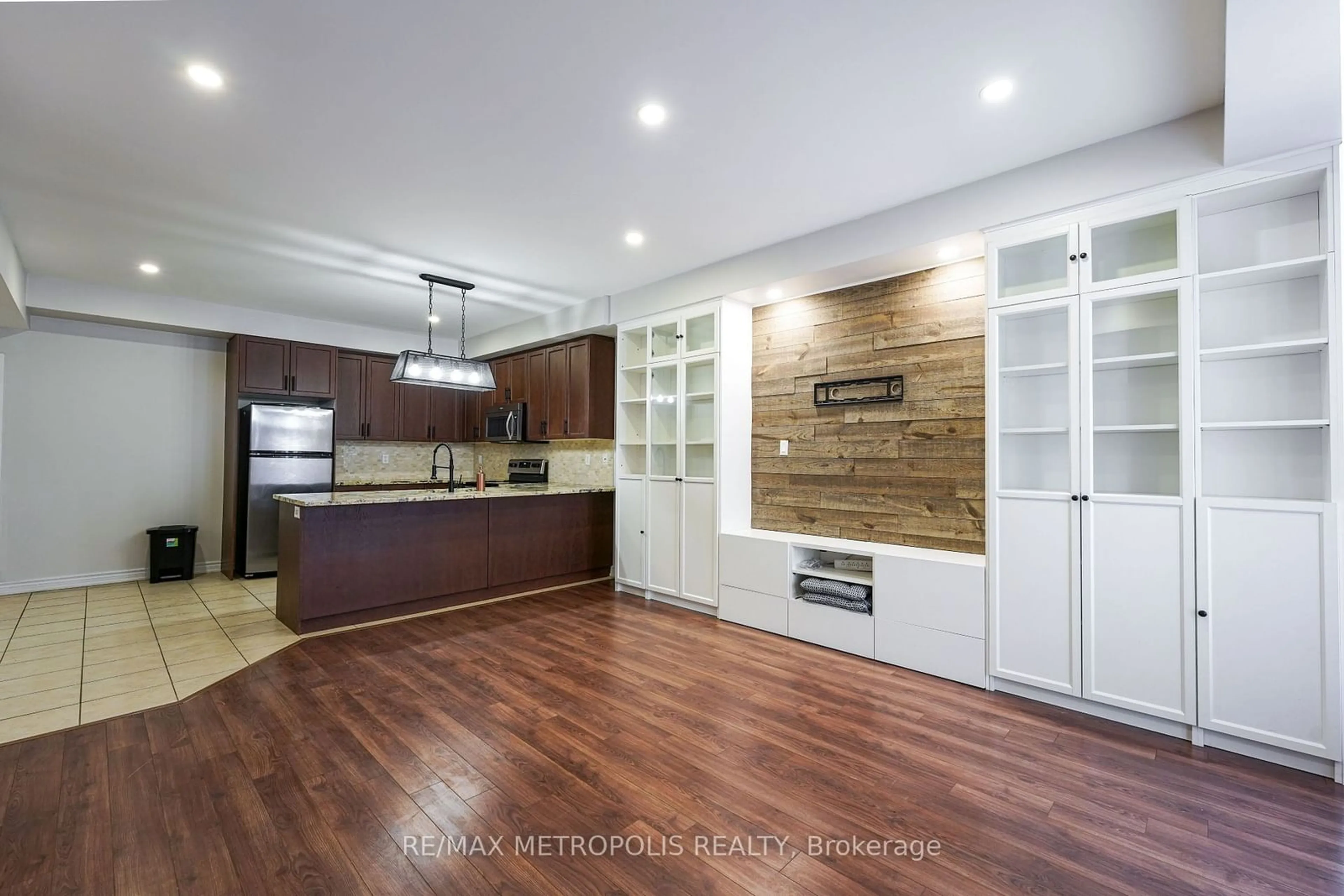 Open concept kitchen, wood/laminate floor for 9621 Jane St #6, Vaughan Ontario L6A 4G5