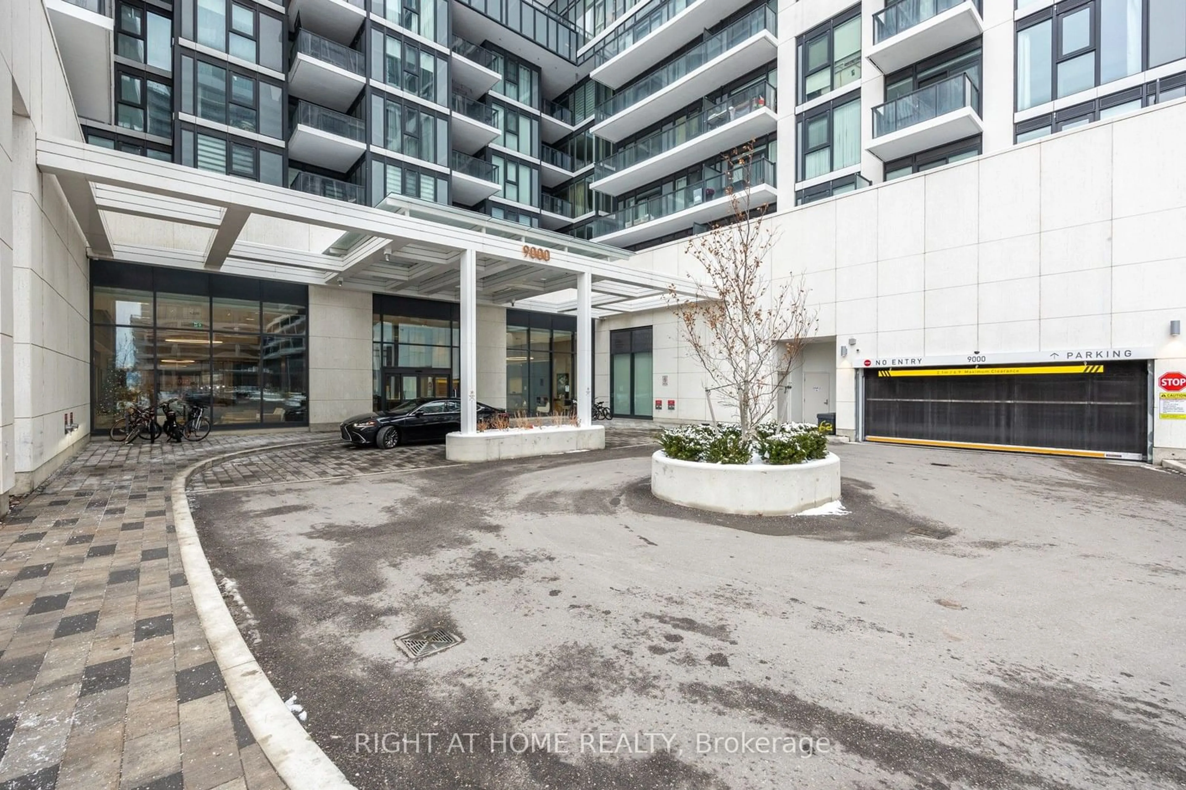 Indoor foyer for 9000 Jane St #1025, Vaughan Ontario L4K 0M6