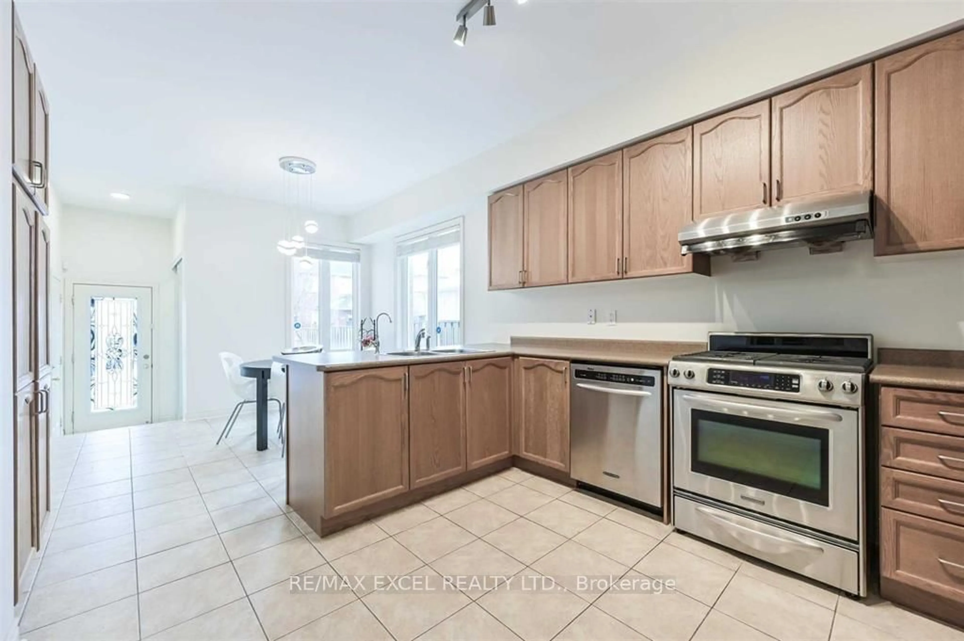 Standard kitchen, unknown for 809 Cornell Rouge Blvd, Markham Ontario L6B 0K5