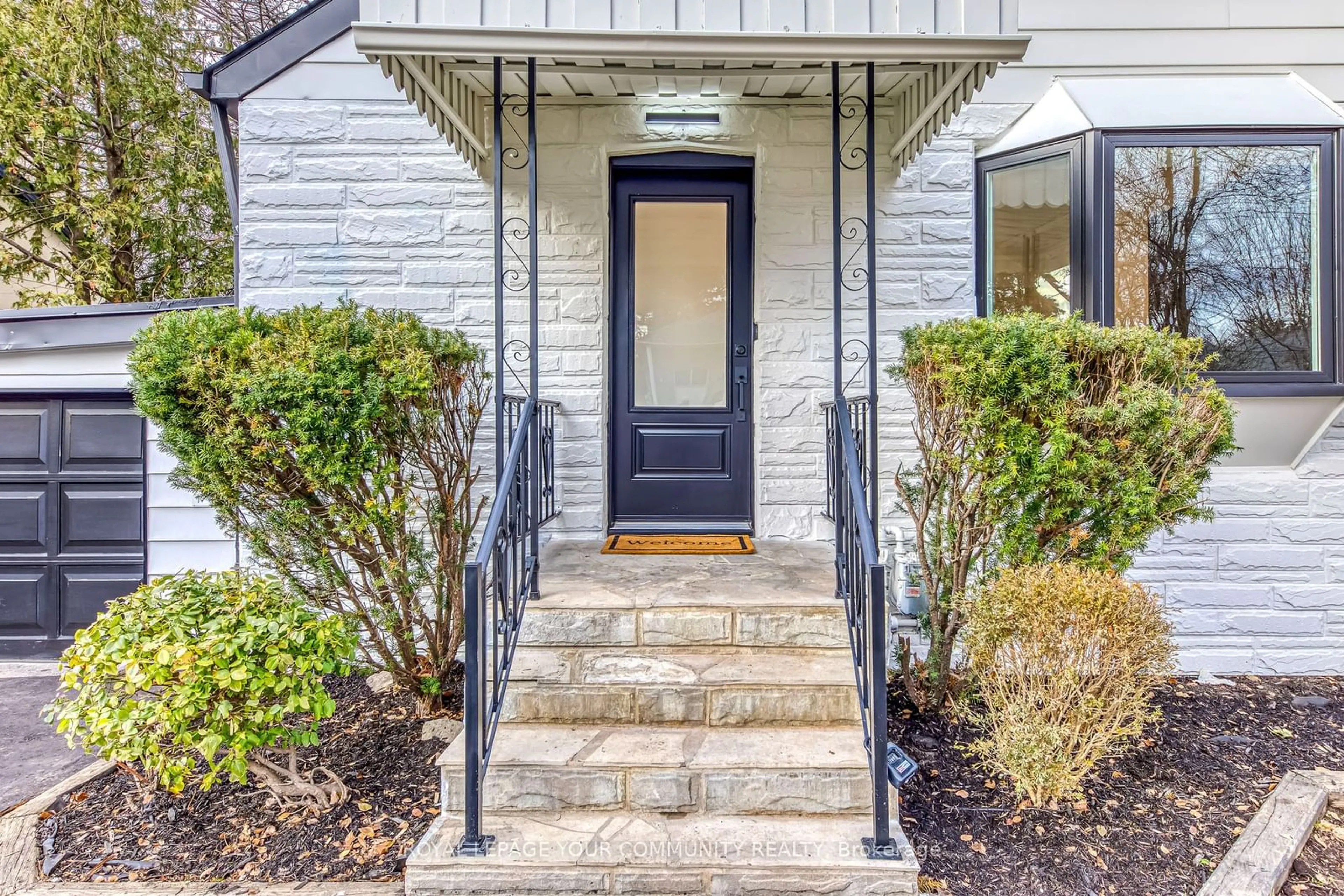 Indoor entryway for 110 Steeles Ave, Markham Ontario L3T 1A4