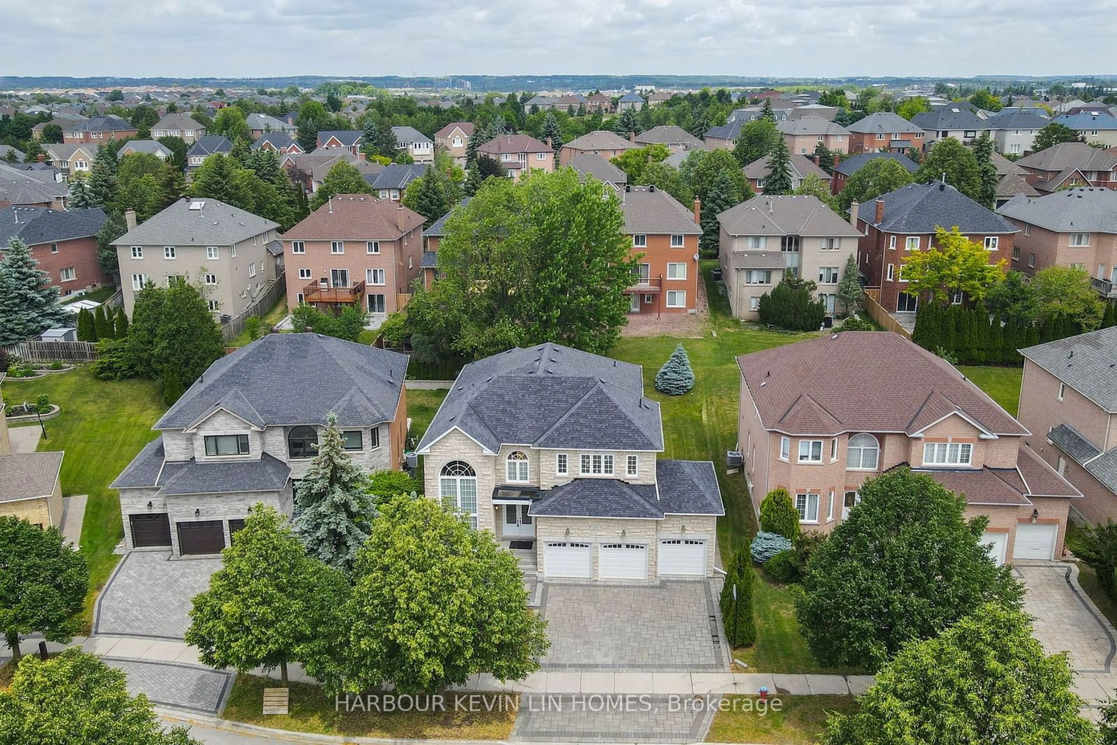 A pic from outside/outdoor area/front of a property/back of a property/a pic from drone, street for 45 Henricks Cres, Richmond Hill Ontario L4B 3W4