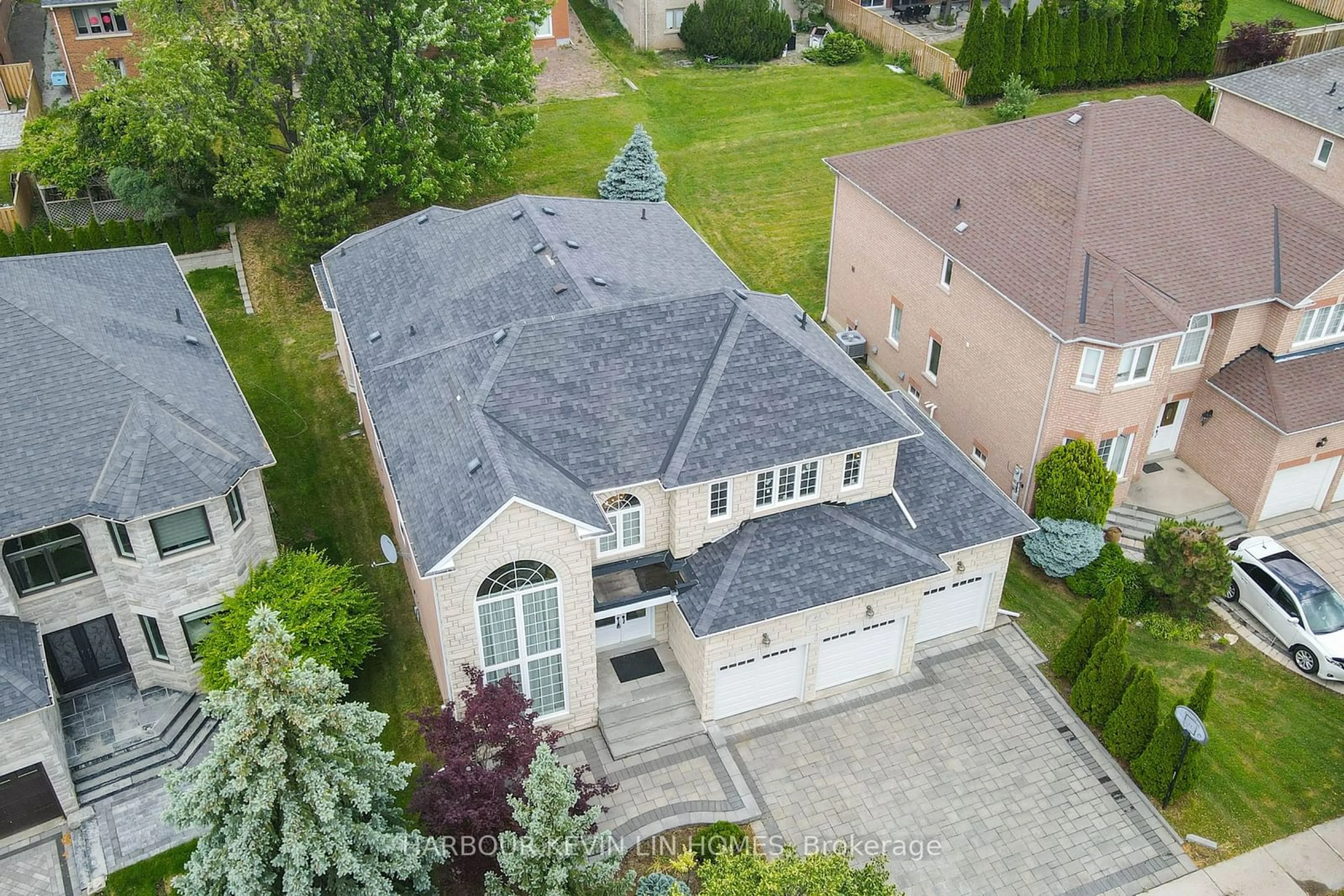 A pic from outside/outdoor area/front of a property/back of a property/a pic from drone, street for 45 Henricks Cres, Richmond Hill Ontario L4B 3W4