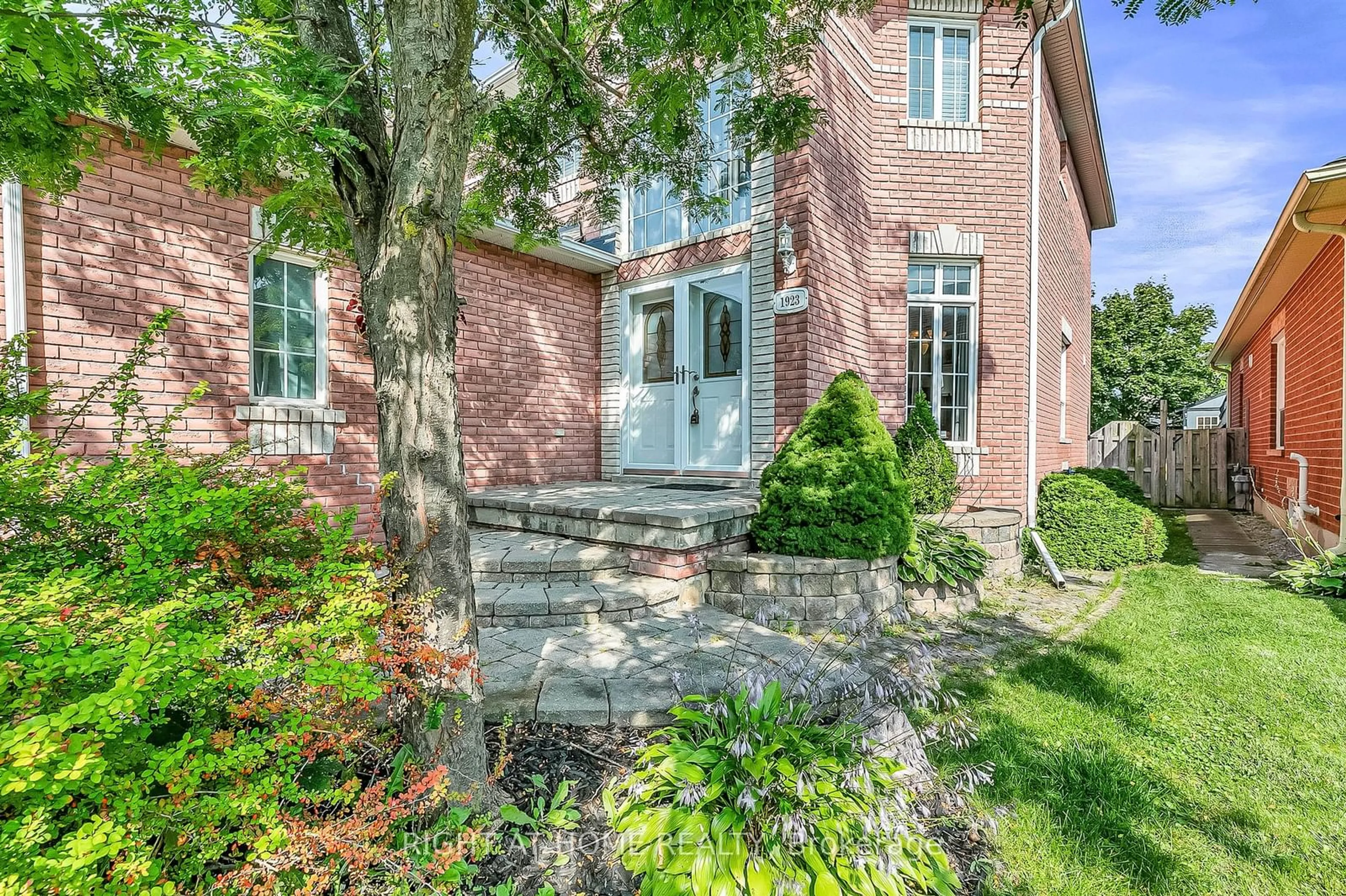 Home with brick exterior material, street for 1923 Emerald Crt, Innisfil Ontario L9S 2A4