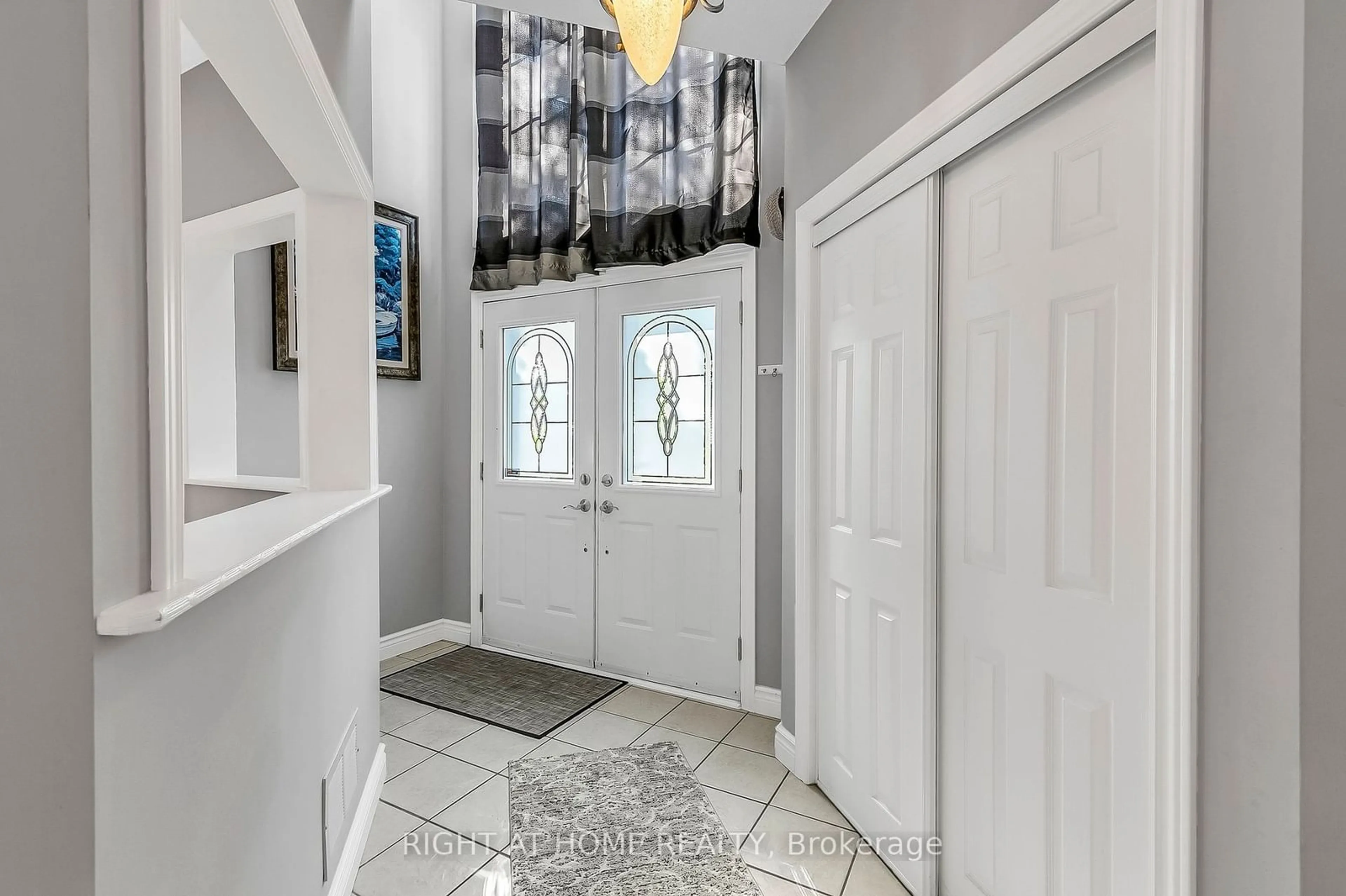 Indoor entryway for 1923 Emerald Crt, Innisfil Ontario L9S 2A4