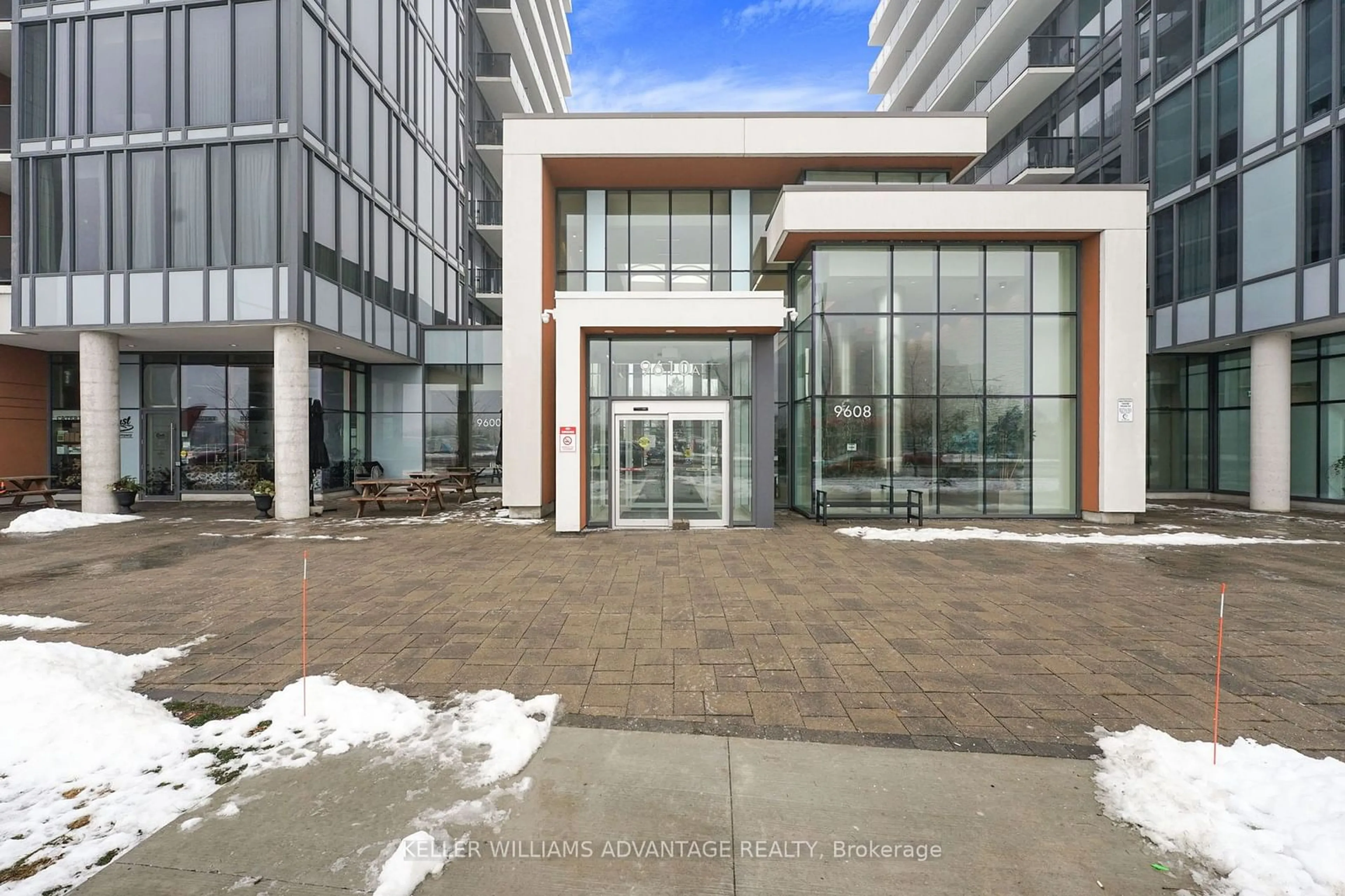 Indoor foyer for 9600 Yonge St #712B, Richmond Hill Ontario L4C 0X3