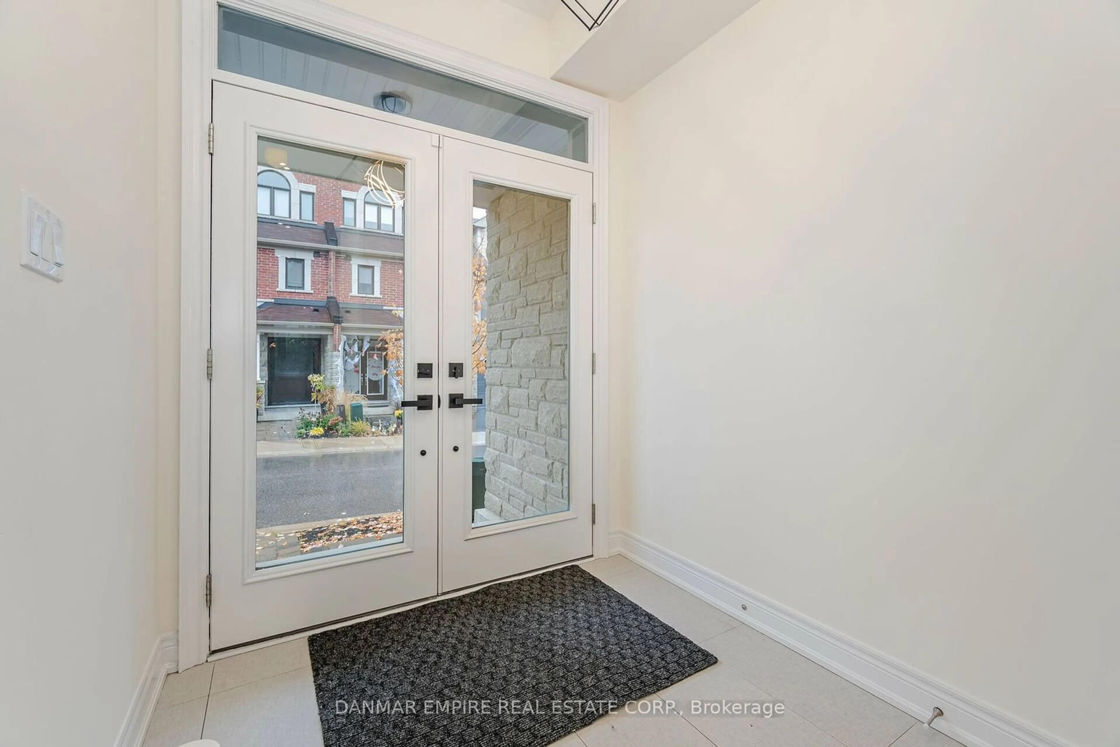 Indoor entryway for 11 Hiawatha Crt, Vaughan Ontario L4L 0J2