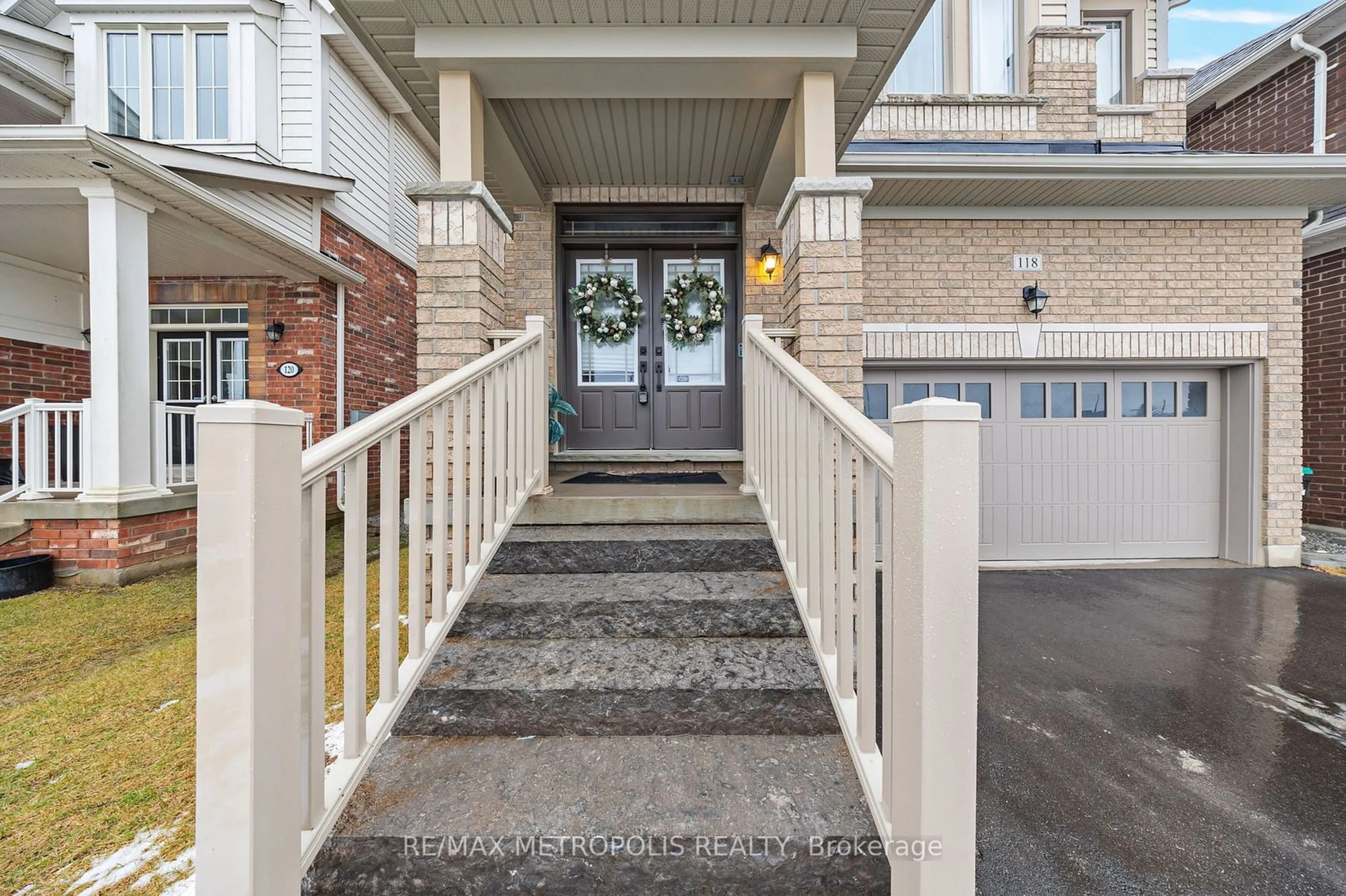 Indoor entryway for 118 Lorne Thomas Pl, New Tecumseth Ontario L9R 0V8