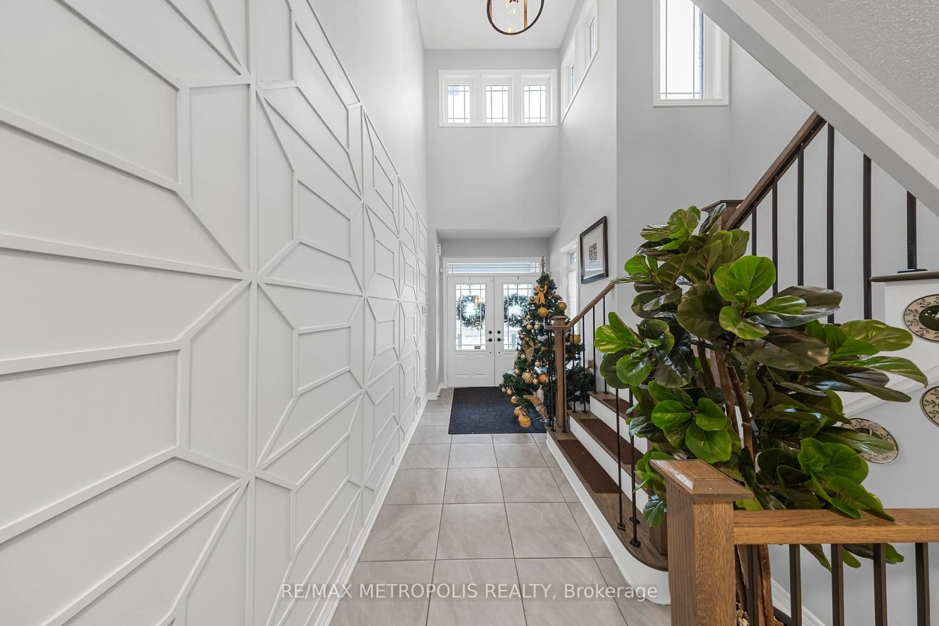 Indoor entryway for 118 Lorne Thomas Pl, New Tecumseth Ontario L9R 0V8