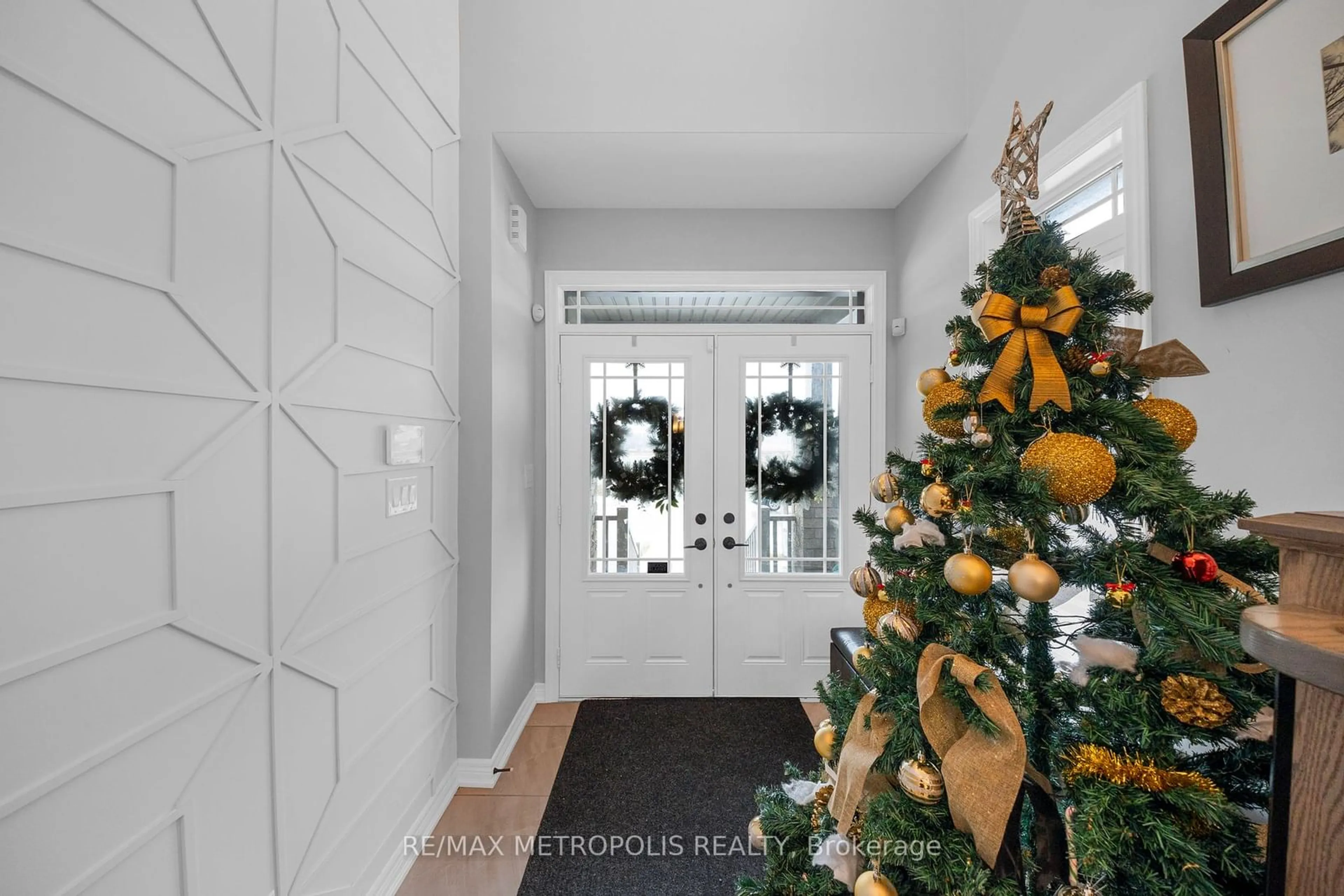 Indoor foyer for 118 Lorne Thomas Pl, New Tecumseth Ontario L9R 0V8