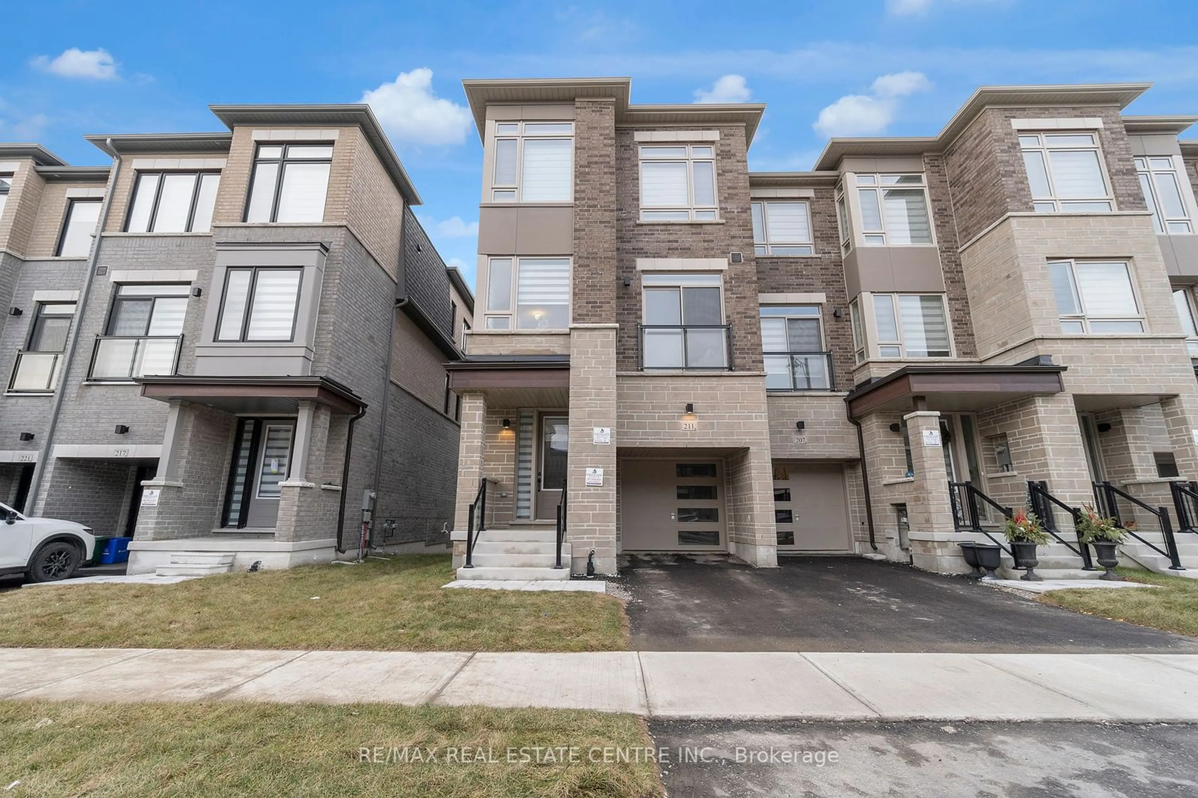 Home with brick exterior material, street for 211 Tennant Circ, Vaughan Ontario L4H 5L4