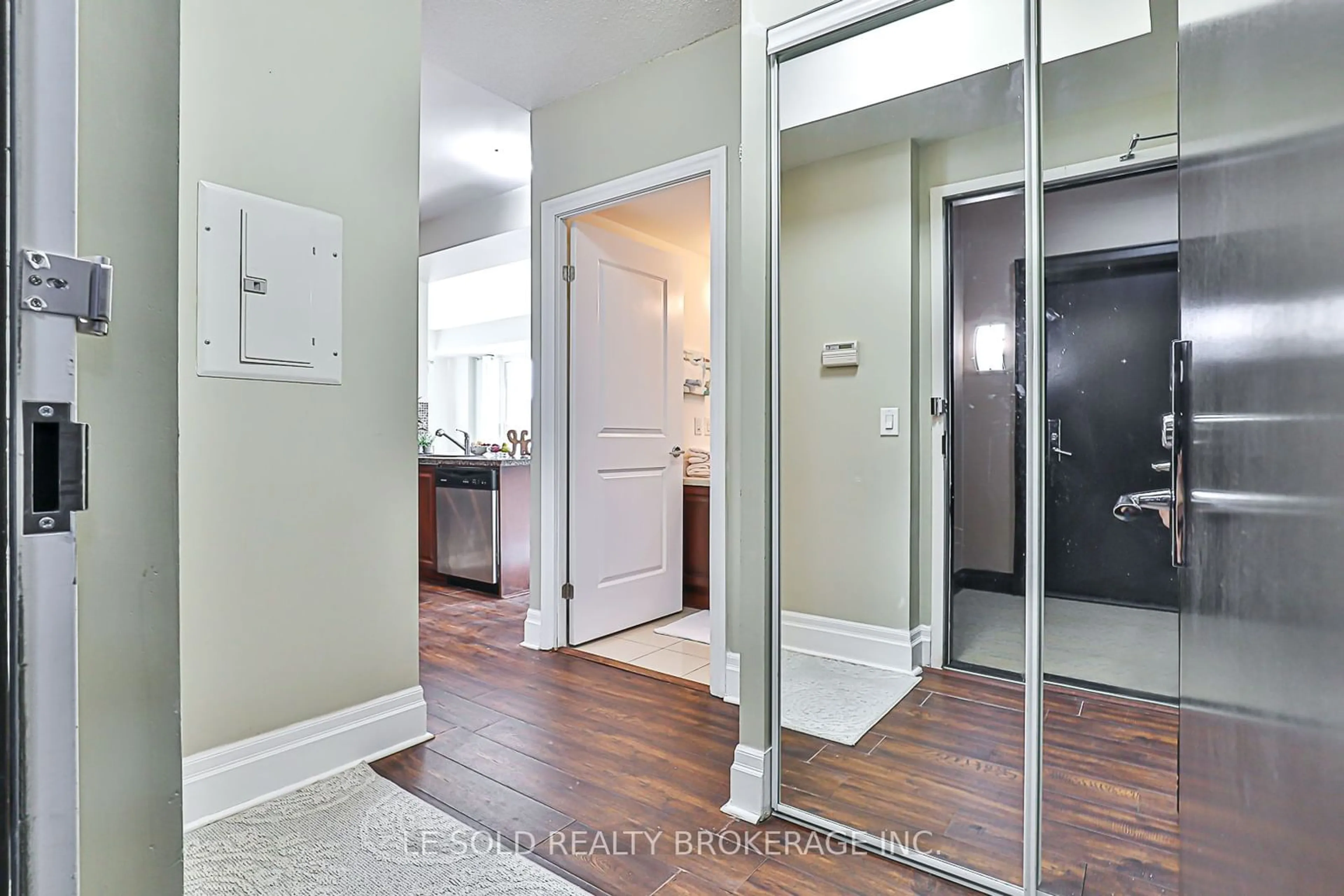 Indoor entryway for 151 Upper Duke Cres #402, Markham Ontario L6G 0E1