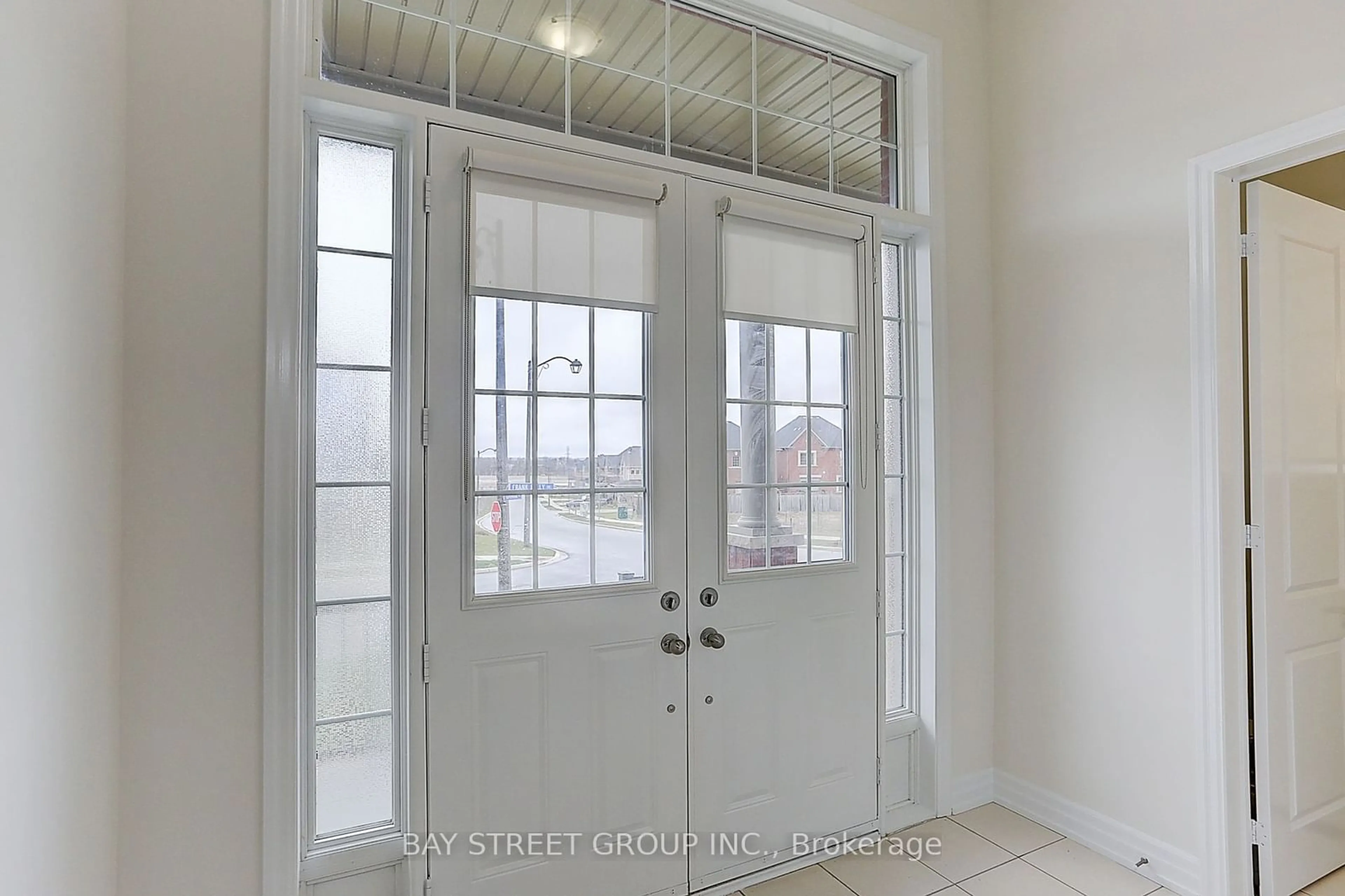 Indoor entryway for 1 Frank kelly Dr, East Gwillimbury Ontario L9N 0V2